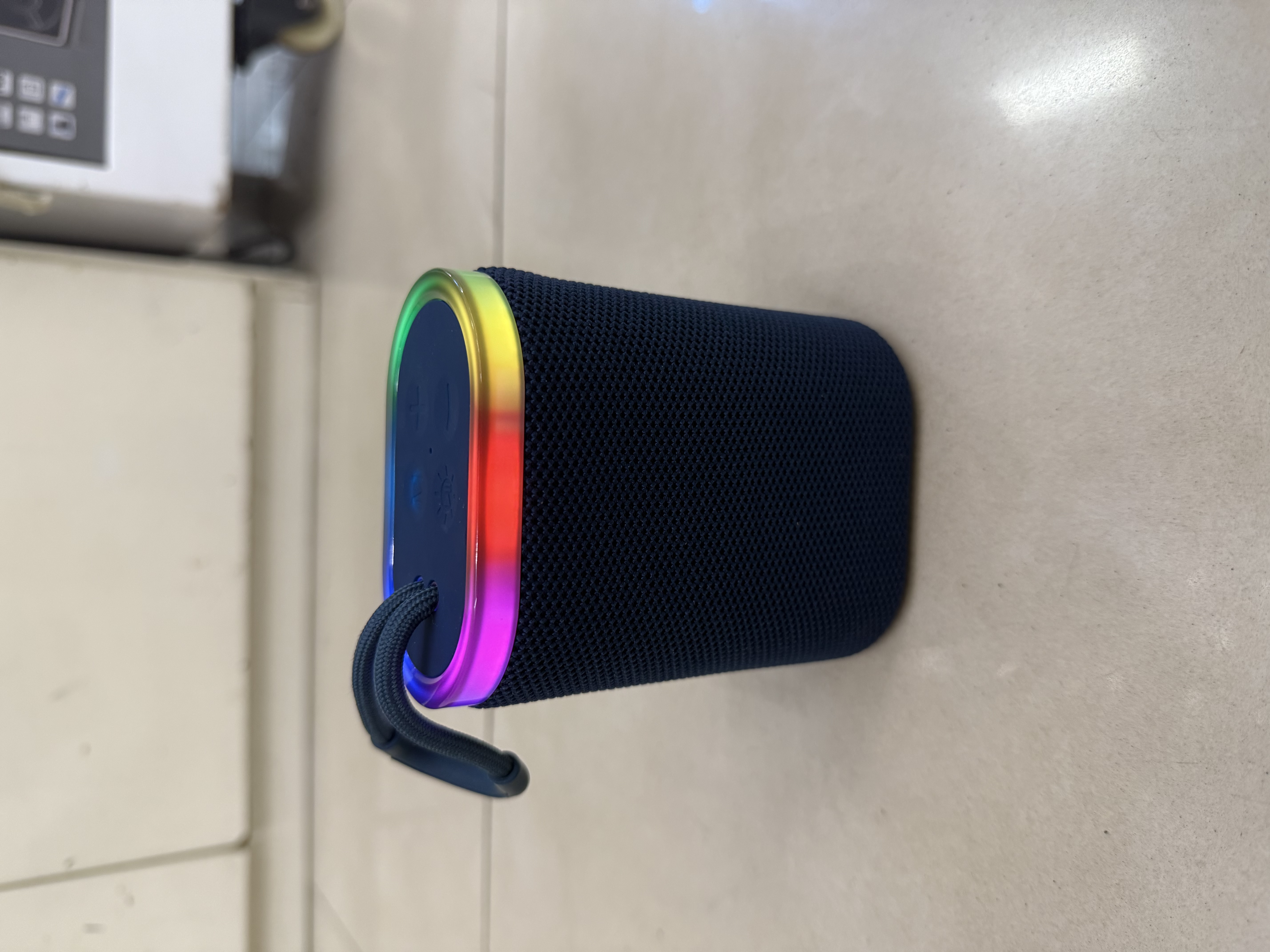 W19 altavoz bluetooth con luz de color pequeño portátil de peluche de textura de escritorio de escritorio de movimiento calidad de sonido claro música USB tarjeta TF reproducir música canción juego película