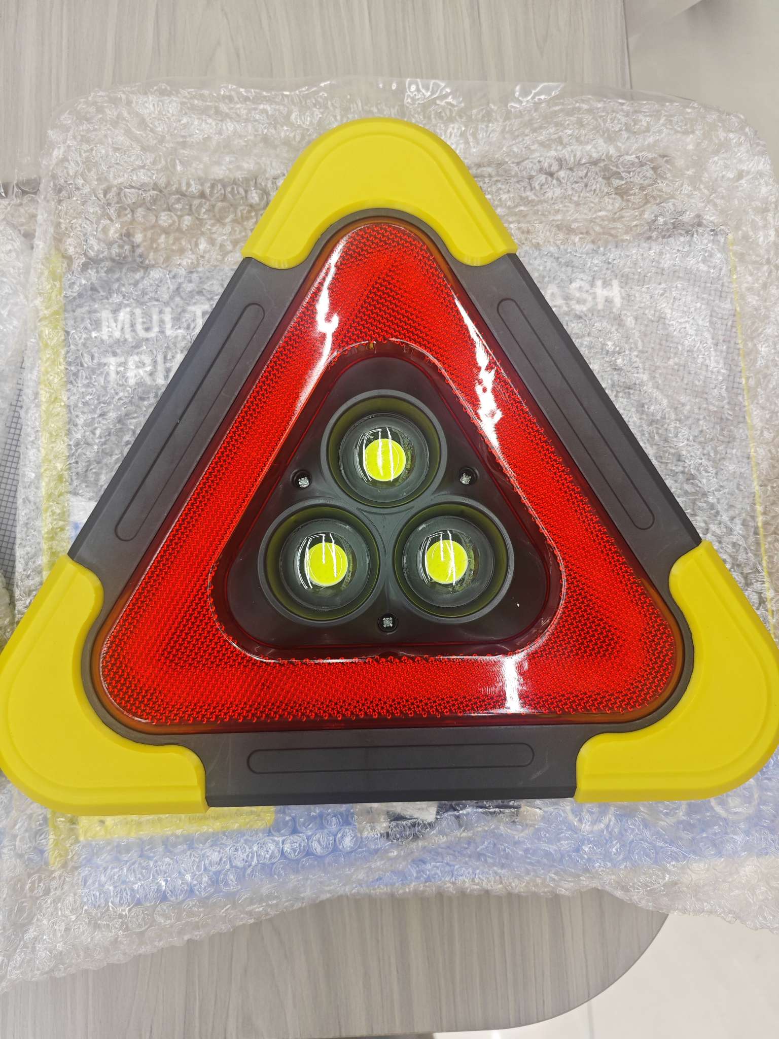 Automobile warning signs are suitable for car trunk identification plates, tripods, car-mounted dedicated seat belt lights, wholesale triangular floodlights, car-mounted red warning floodlights, COB LED, USB charging portable lights detail image 3