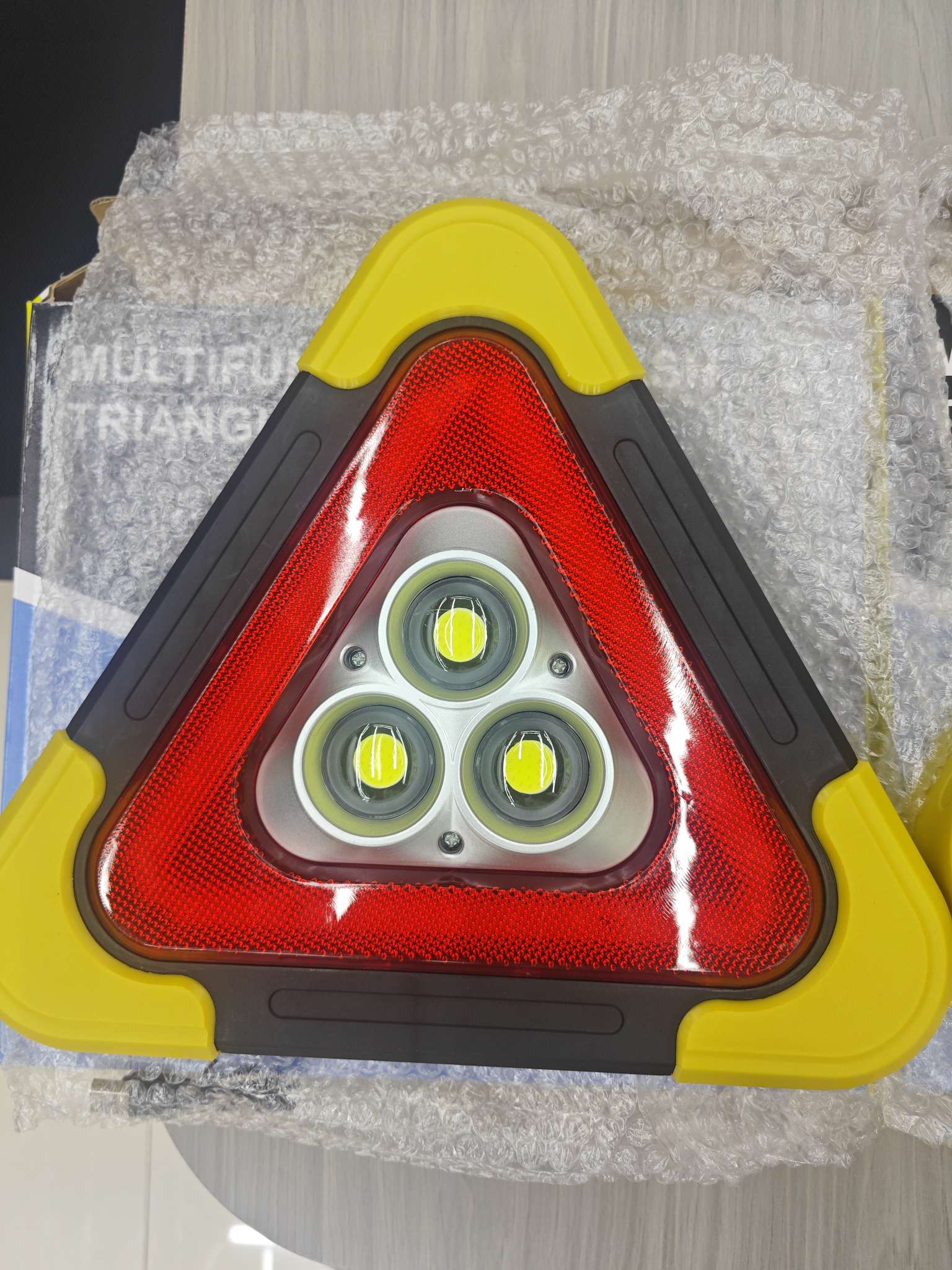 Automobile warning signs are suitable for car trunk identification plates, tripods, car-mounted dedicated seat belt lights, wholesale triangular floodlights, car-mounted red warning floodlights, COB LED, USB charging portable lights detail image 2