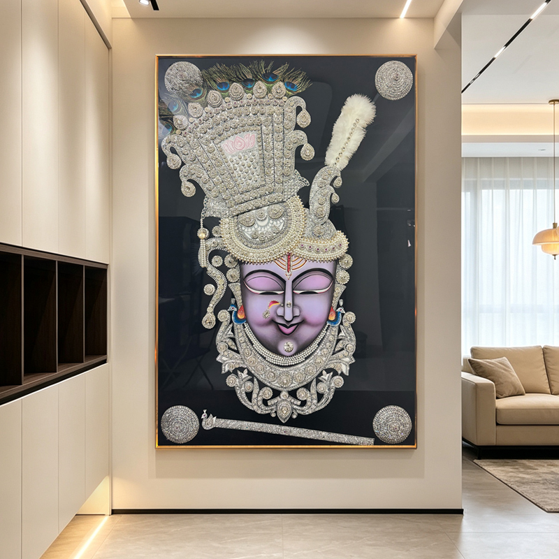 وقد رسمت الزينة السيراميك الشِّريناتيڠي، إله هندي، لوحات منحنية من الريش الطاووس الاسود Application Scenario