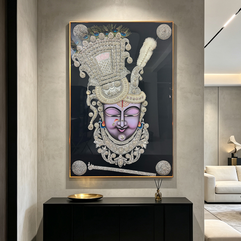 وقد رسمت الزينة السيراميك الشِّريناتيڠي، إله هندي، لوحات منحنية من الريش الطاووس الاسود Specification image