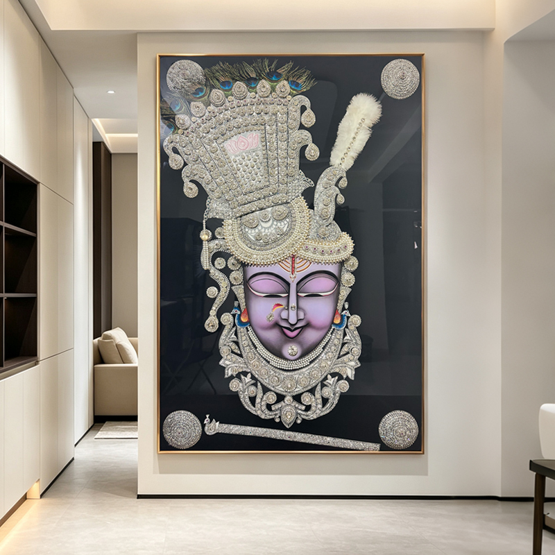 وقد رسمت الزينة السيراميك الشِّريناتيڠي، إله هندي، لوحات منحنية من الريش الطاووس الاسود