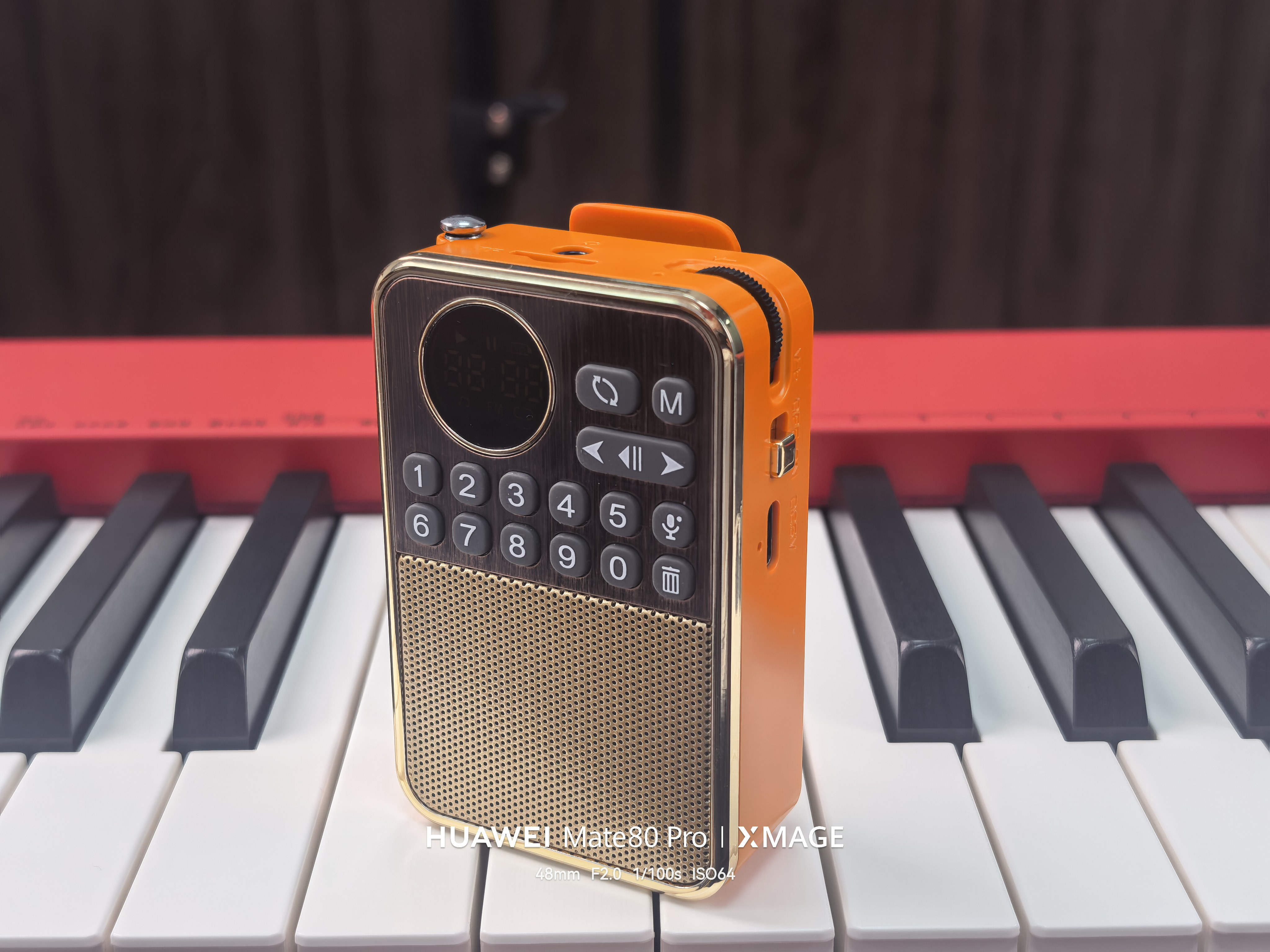 The new P63 mini Bluetooth speaker is a multi-functional radio and card-inserting portable music player specifically designed for the elderly Item Picture