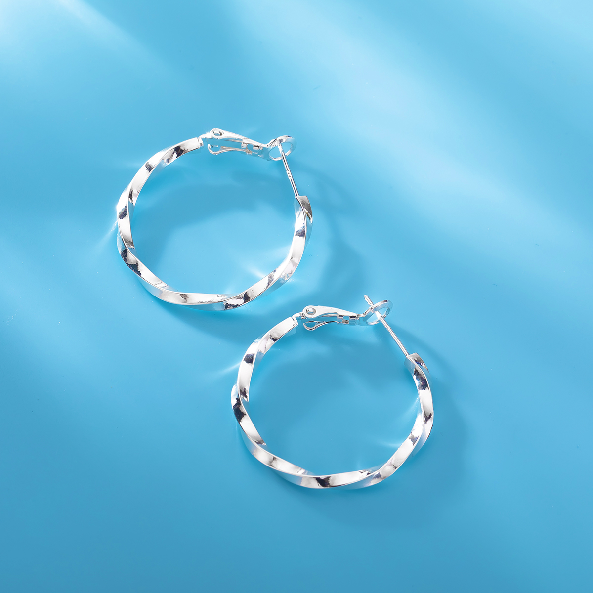 Mobius twisted silver large ear rings Application Scenario
