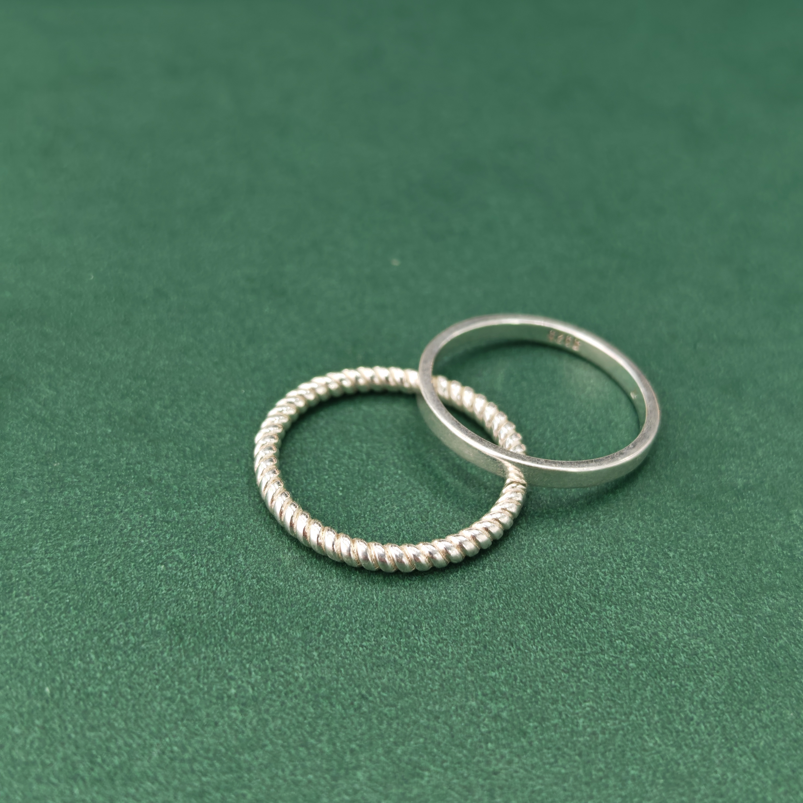 APOTIE's fashionable silver twist ring is a stackable accessory. The S925 silver ring is a trendy and versatile choice for commuting Item Picture