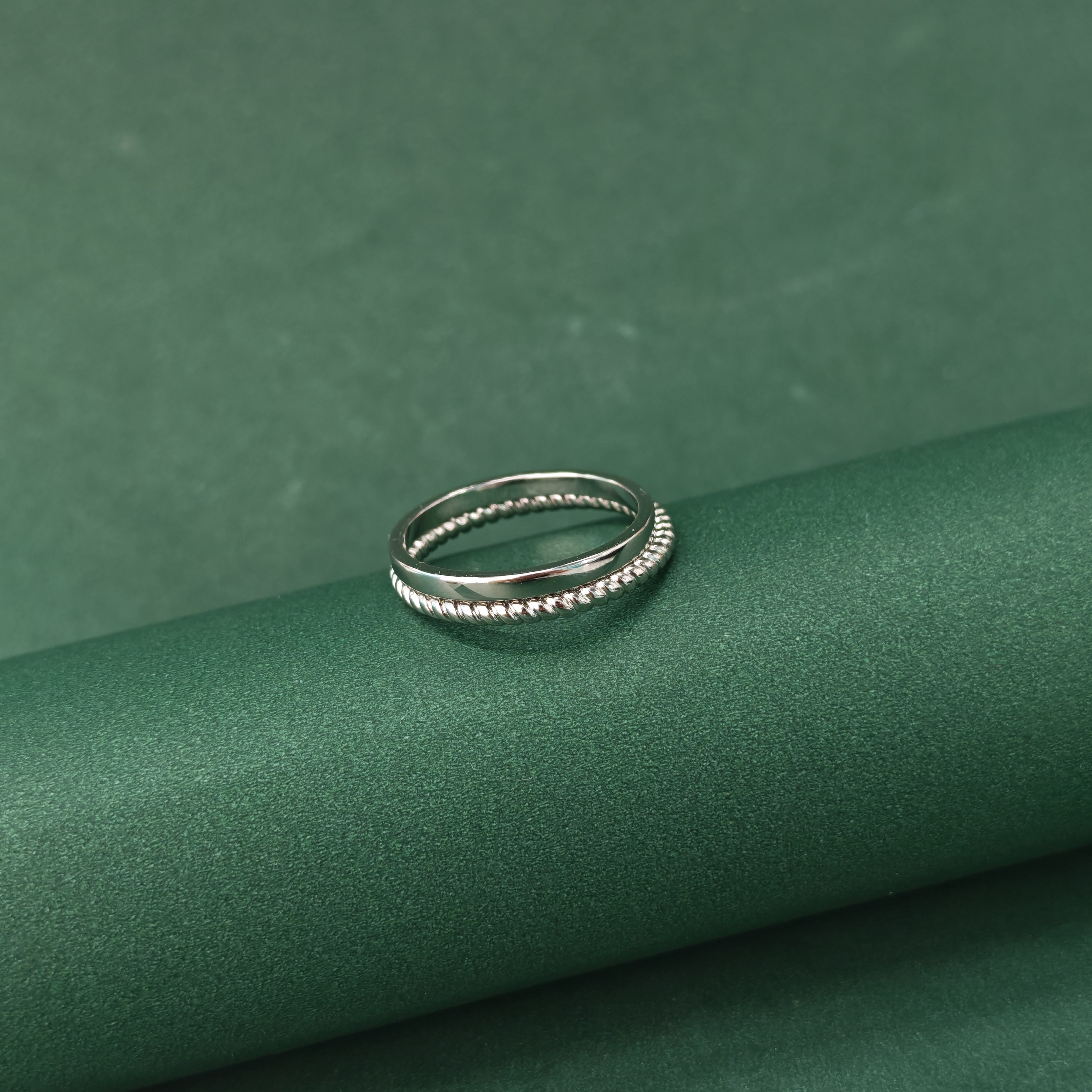 APOTIE's fashionable silver twist ring is a stackable accessory. The S925 silver ring is a trendy and versatile choice for commuting Specification image
