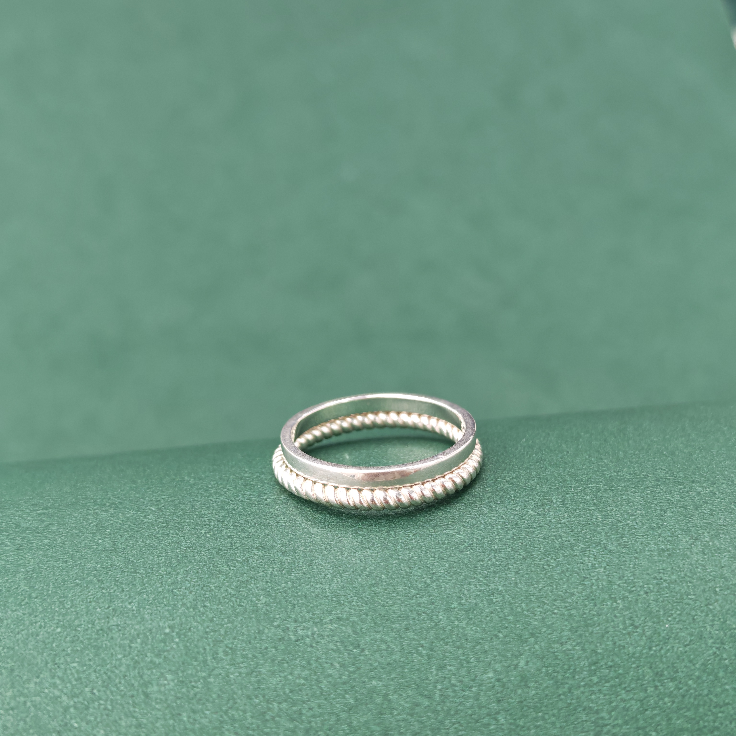 APOTIE's fashionable silver twist ring is a stackable accessory. The S925 silver ring is a trendy and versatile choice for commuting Application Scenario