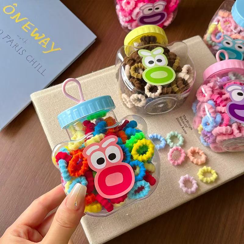 الطفلة الصغيرة ذات حلقة الإبهام الصغيرة لا تشل شعرها بمنشفة مطاطية مرنة Item Picture