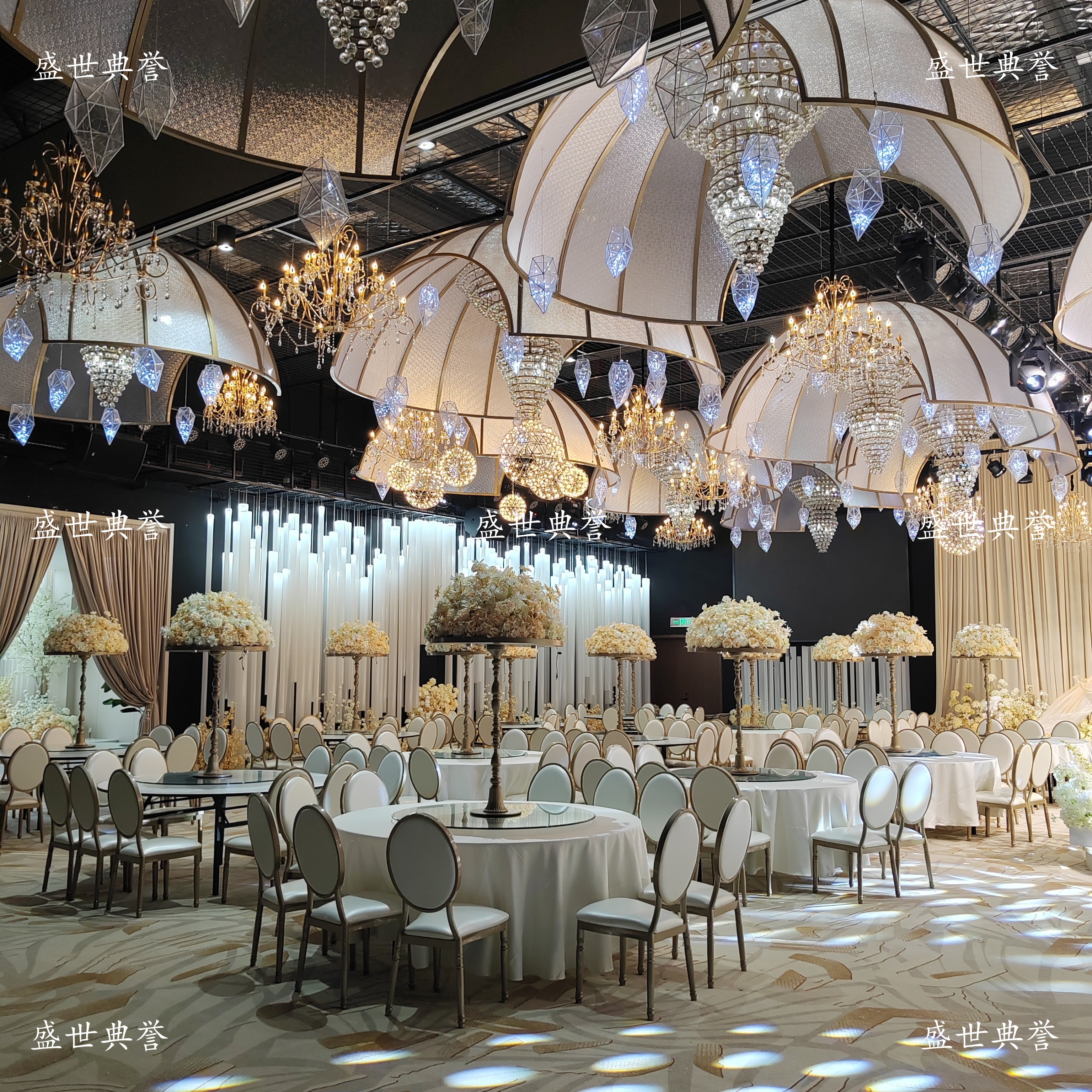 كرسي طعام لحفل الزفاف في مركز المأدبة الشمسية في فندق نانجينغ Specification image
