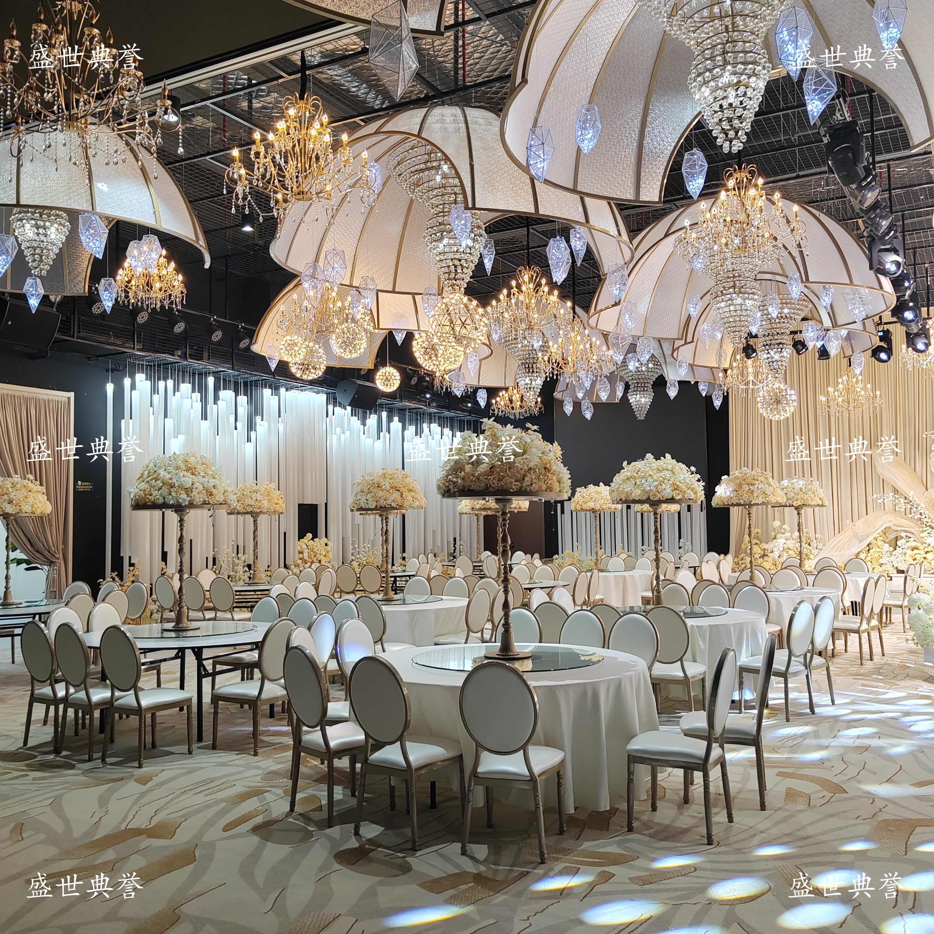 Lianyungang International Banquet Center dining tables and chairs Hotel theme wedding metal sun chairs Family banquet and banquet round-back chairs