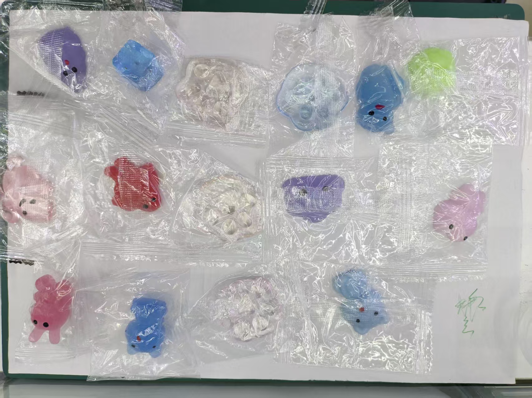 5cm Gacha stress-relieving little goldfish mix or pinch toys, cute stress-relieving little toy gacha surprises Application Scenario