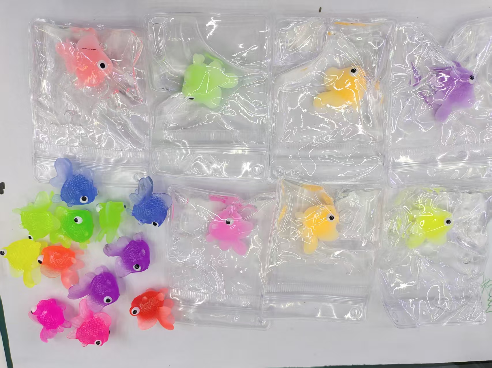 5cm Gacha stress-relieving little goldfish mix or pinch toys, cute stress-relieving little toy gacha surprises details Picture