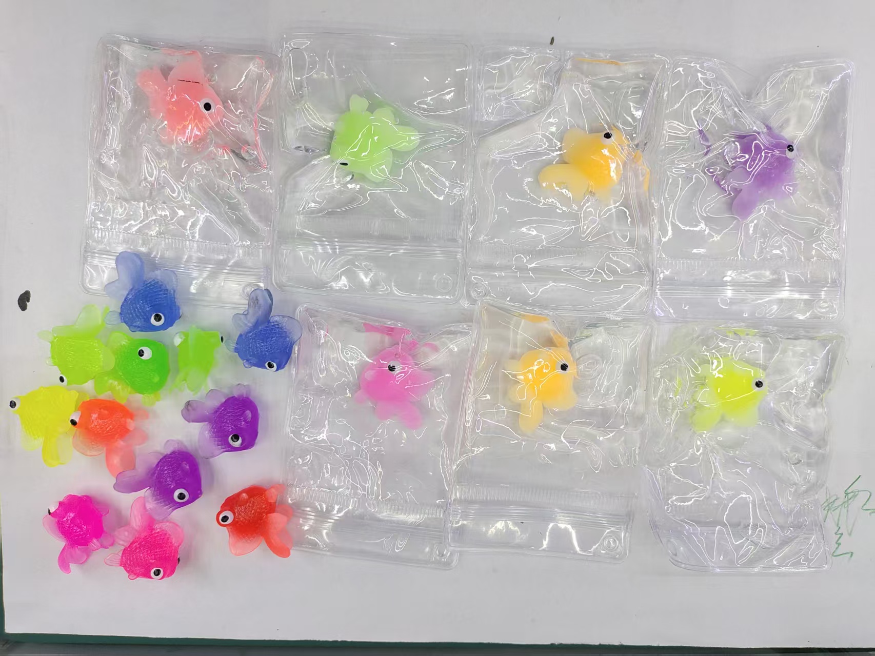 5cm Gacha stress-relieving little goldfish mix or pinch toys, cute stress-relieving little toy gacha surprises Specification image