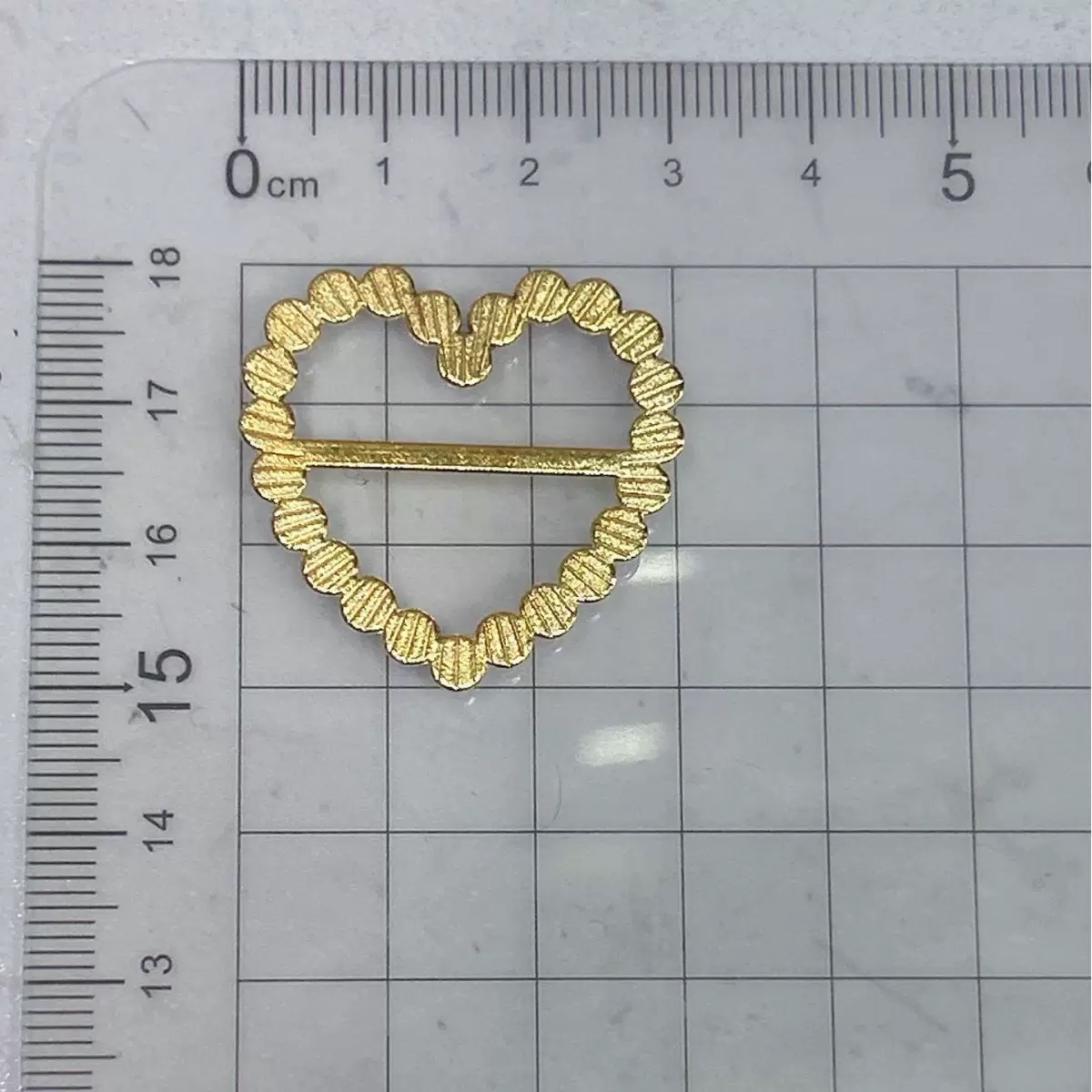 Heart-shaped pearl silk scarf buckle, women's golden alloy clothing decorative buckle, belt buckle, bow, hair accessory Application Scenario