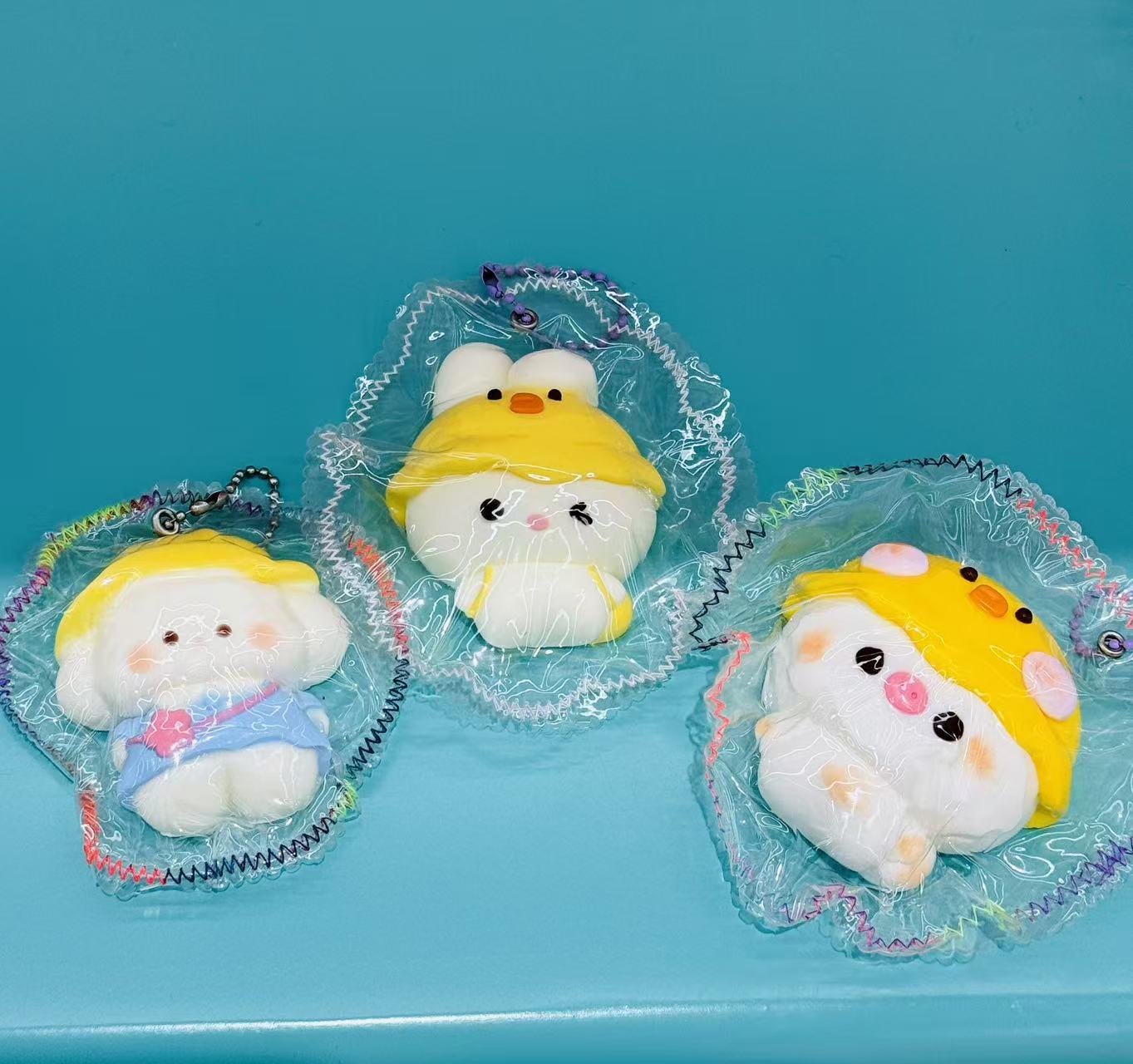 Food-grade silicone can be used to shape the sequence of little pigs with the caps of the "Happy Duck"