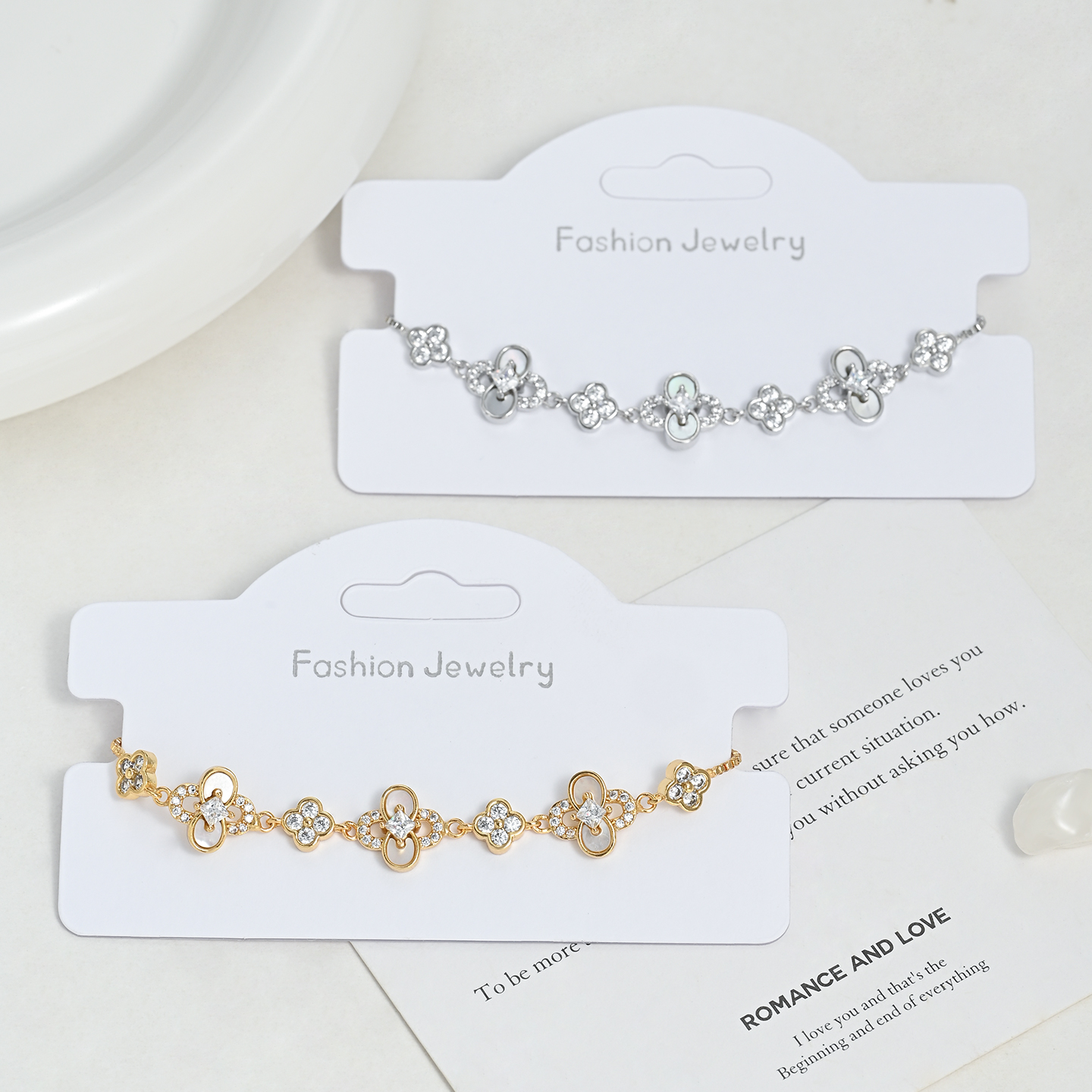 Sweet, elegant and exquisite four-leaf clover flower diamond-encrusted bracelet, a fashionable and stylish gift Sweet, elegant and exquisite four-leaf clover flower diamond-encrusted bracelet, a fashionable and stylish gift
