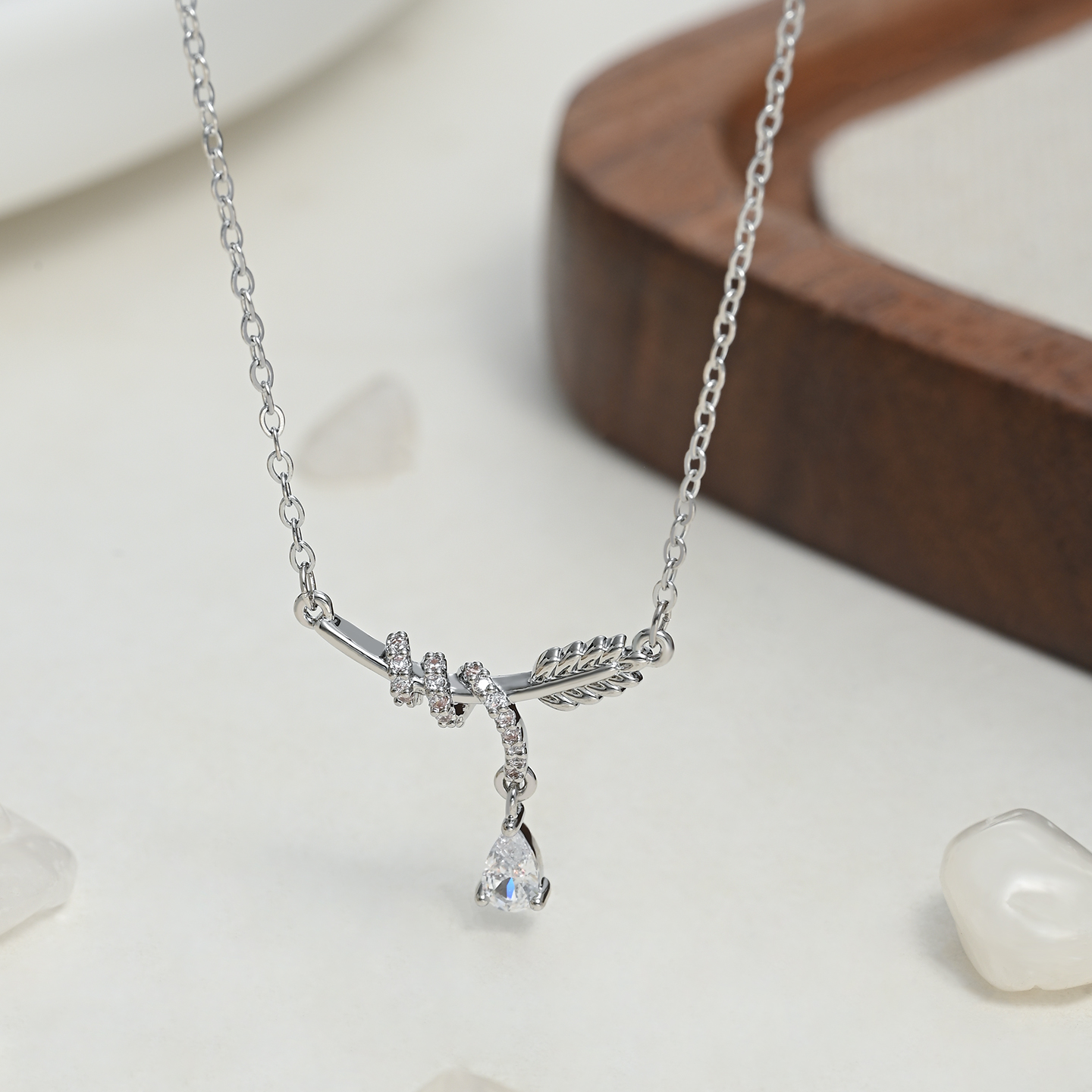 A niche wrapped feather necklace, a light luxury water drop collarbone chain, and a simple golden elegant necklace Application Scenario