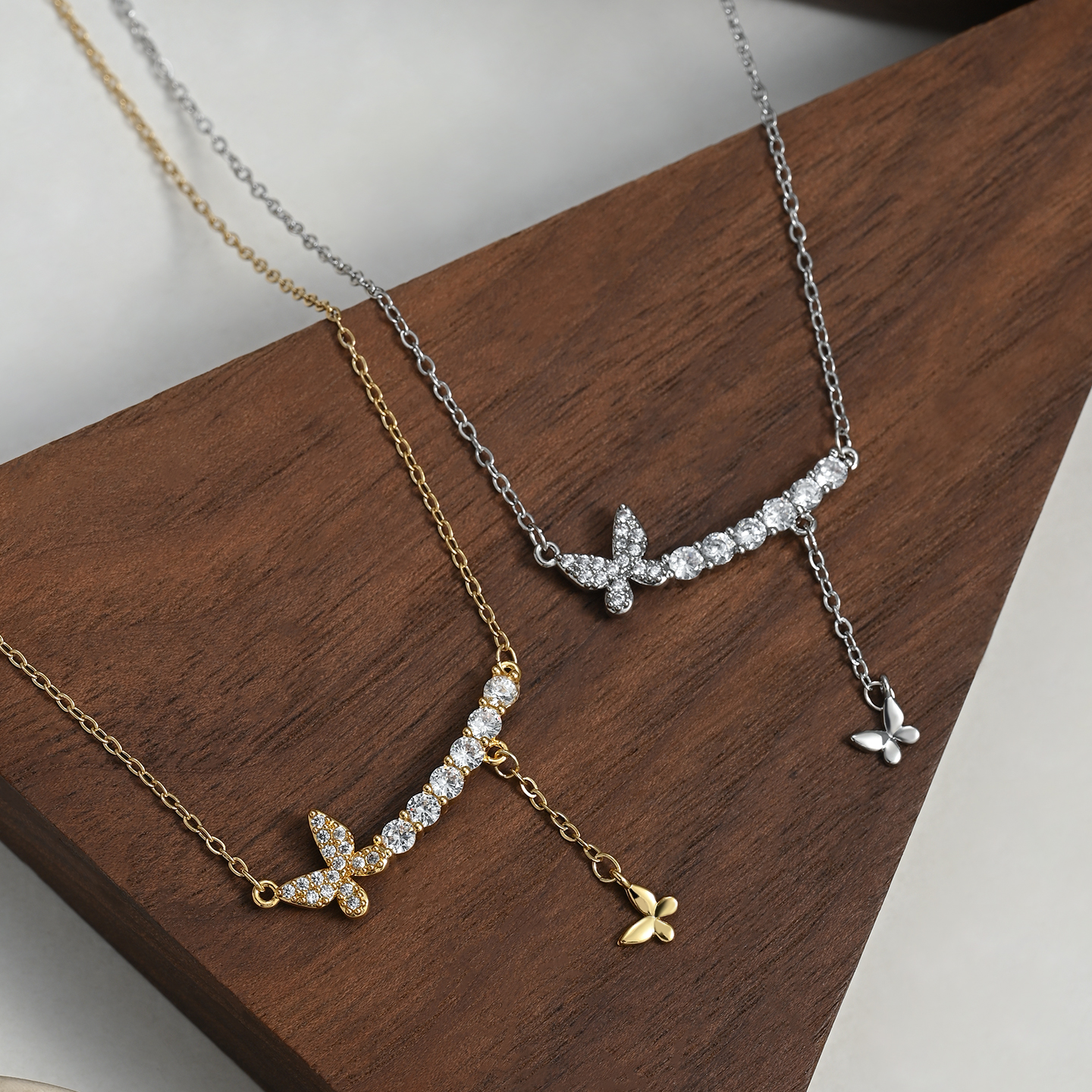 A dazzling bow, elegant and grand necklace A dazzling bow, elegant and grand necklace