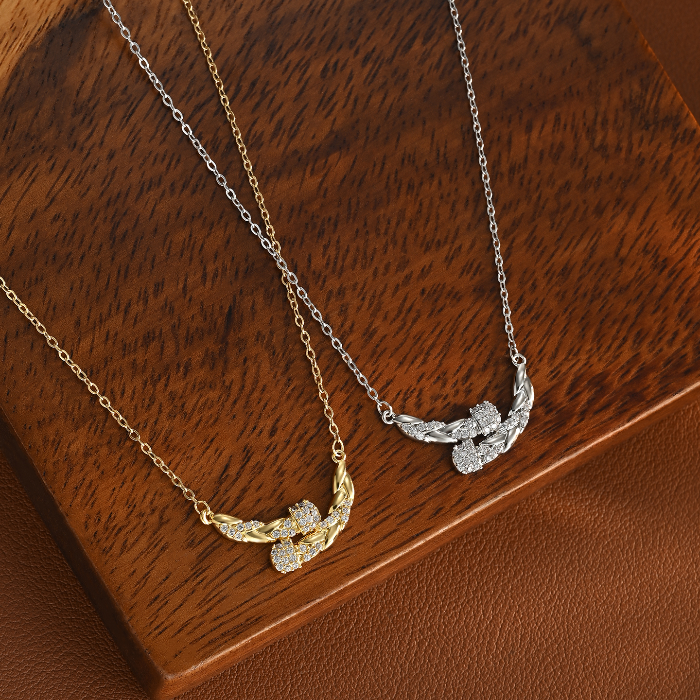 A new Chinese-style corn cob and diamond-encrusted elegant necklace A new Chinese-style corn cob and diamond-encrusted elegant necklace