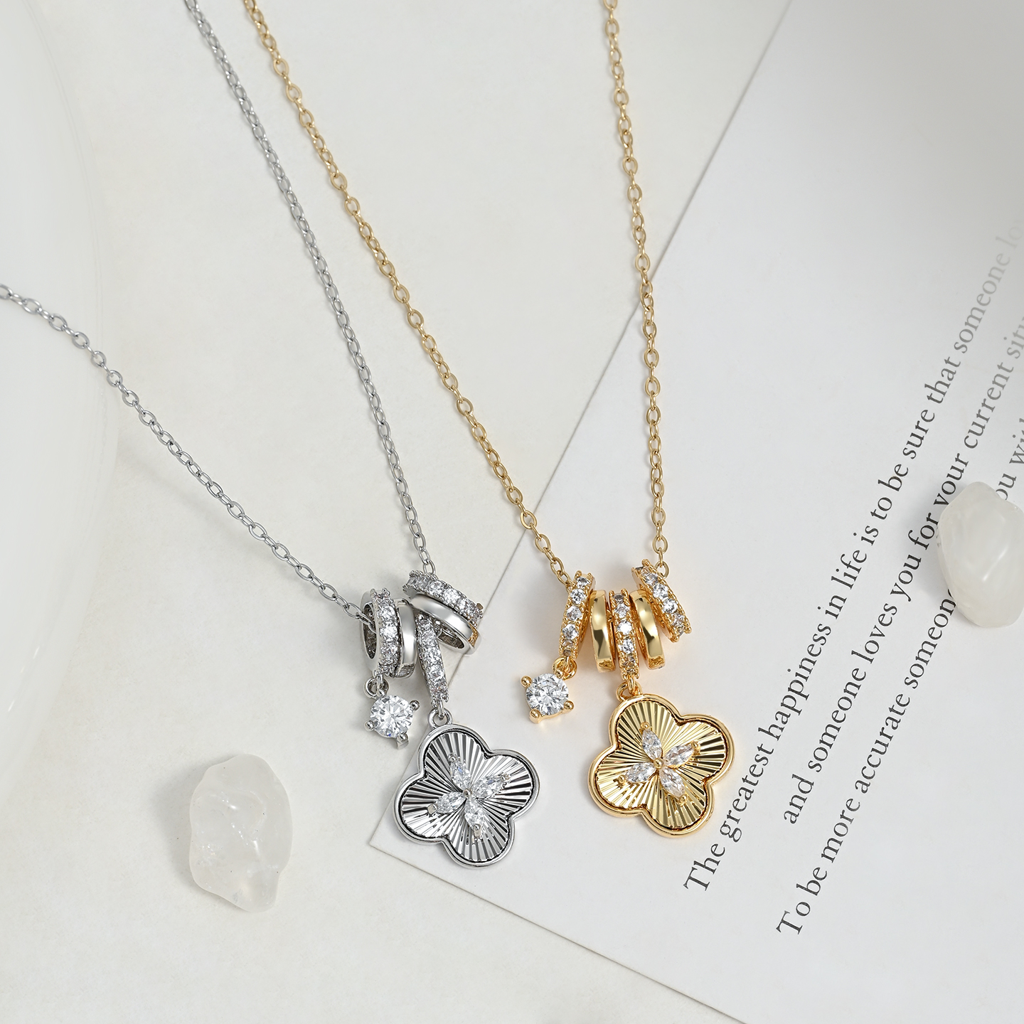 A fashionable and elegant four-leaf clover diamond-encrusted pendant necklace with a refined and elegant style A fashionable and elegant four-leaf clover diamond-encrusted pendant necklace with a refined and elegant style