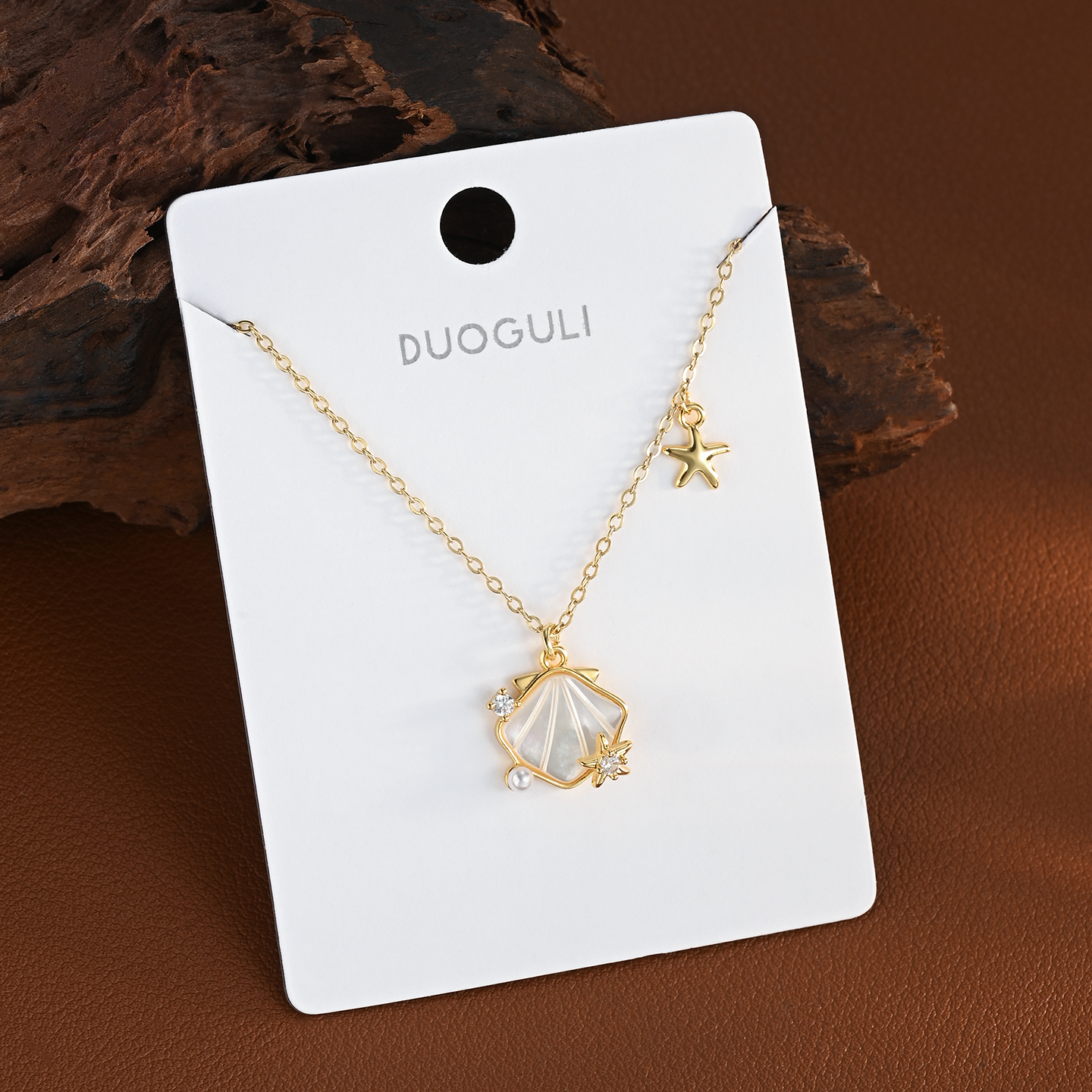 A golden and elegant ocean mother-of-pearl pendant necklace, a fashionable, elegant and exquisite necklace A golden and elegant ocean mother-of-pearl pendant necklace, a fashionable, elegant and exquisite necklace