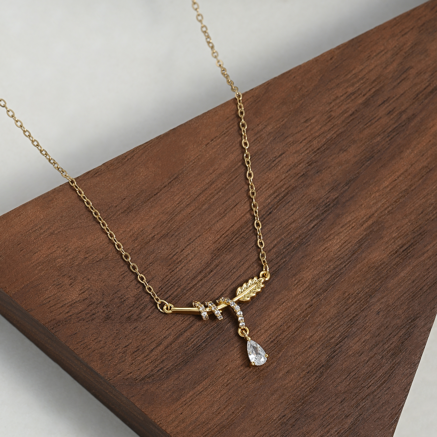 A niche wrapped feather necklace, a light luxury water drop collarbone chain, and a simple golden elegant necklace details Picture