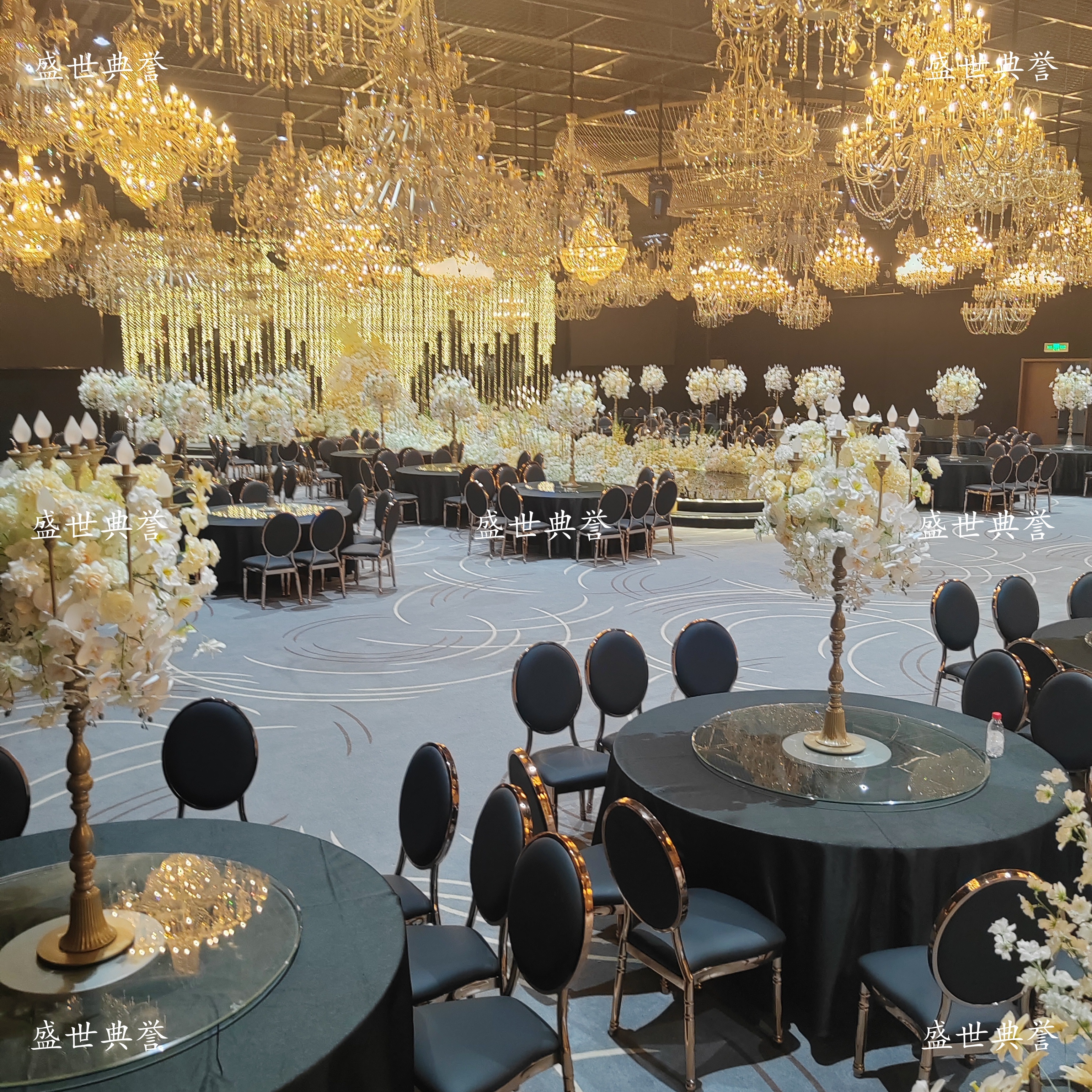 Xishuangbanna International Banquet Center's theme wedding tables and chairs, hotel banquets, new sun chairs, wedding metal round-back chairs Application Scenario
