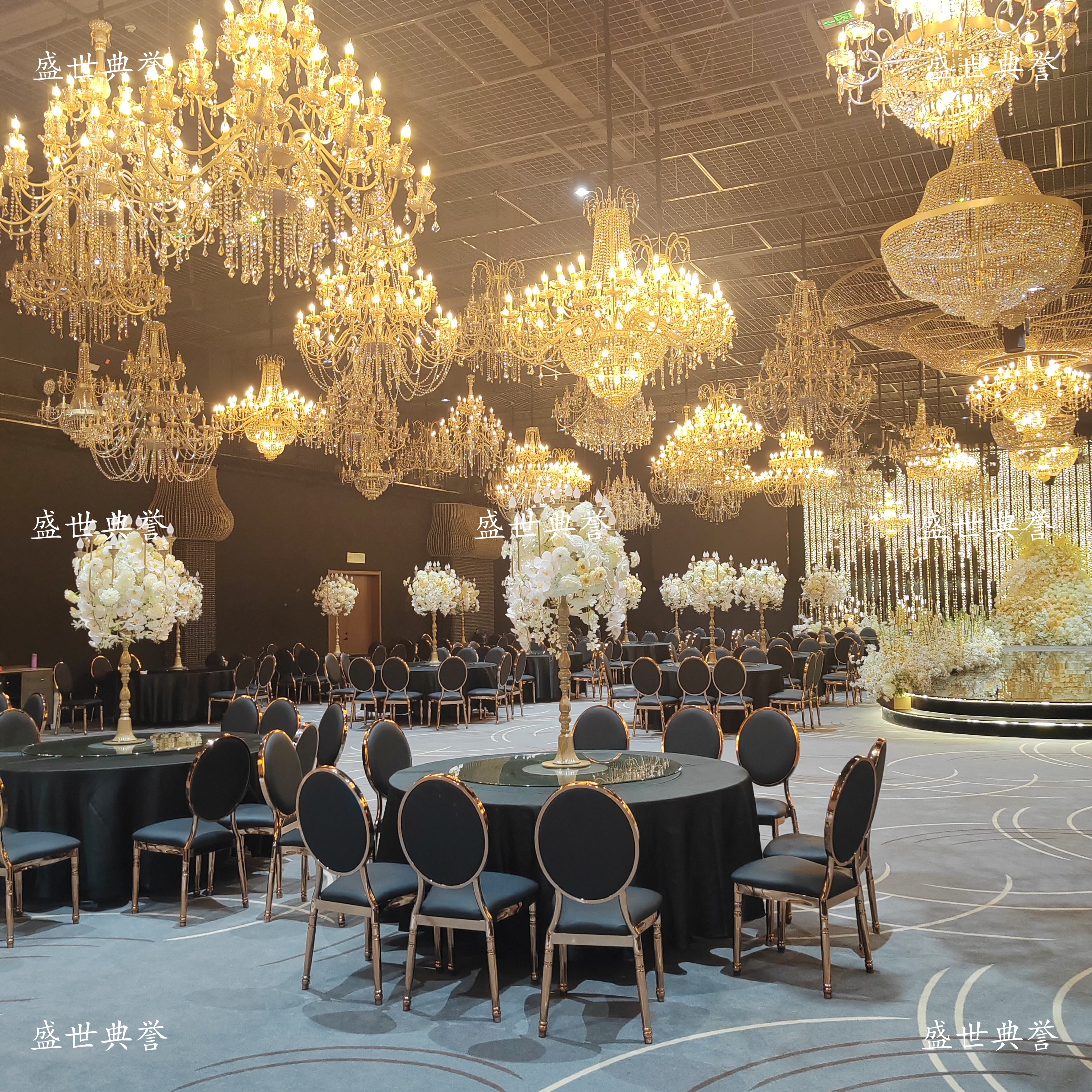 Xishuangbanna International Banquet Center's theme wedding tables and chairs, hotel banquets, new sun chairs, wedding metal round-back chairs Item Picture