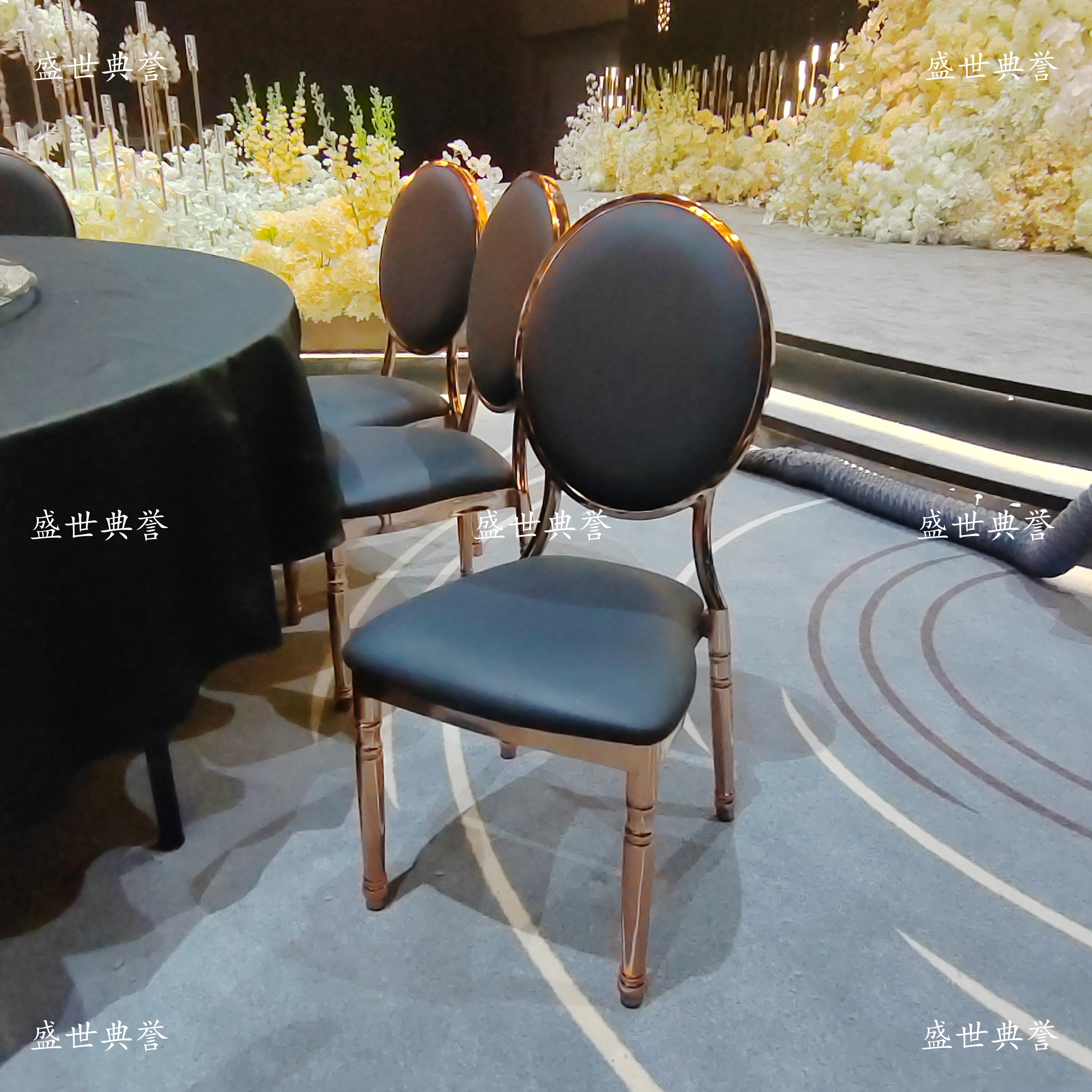 Xishuangbanna International Banquet Center's theme wedding tables and chairs, hotel banquets, new sun chairs, wedding metal round-back chairs