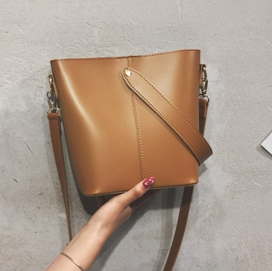 义乌好货 英伦风潮流网红款港风秋季百搭宽带水桶包学院风少女心详情图1