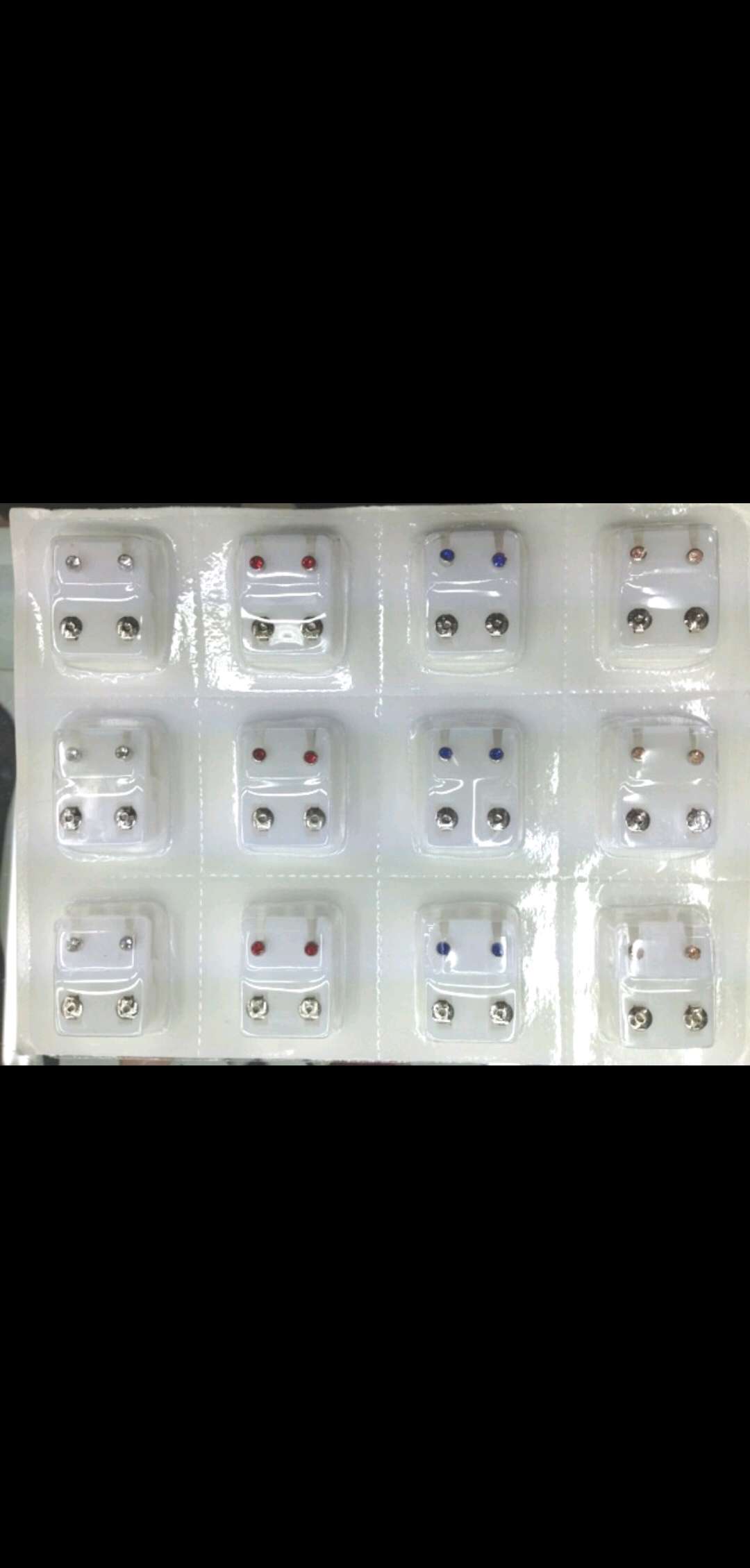 Insert ear holes and ear studs into blister cards details Picture