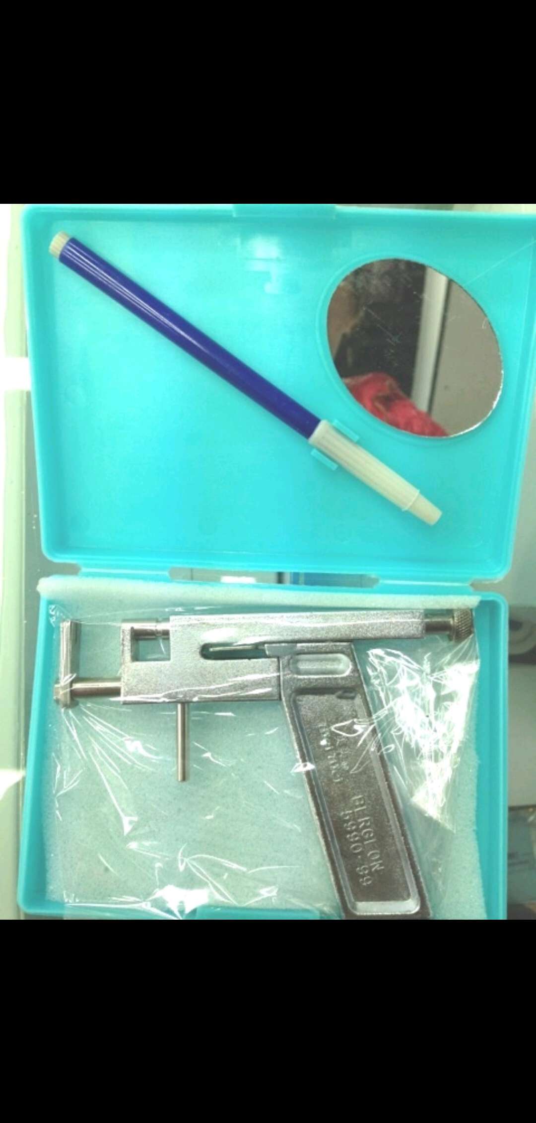 An iron gun for piercing ears