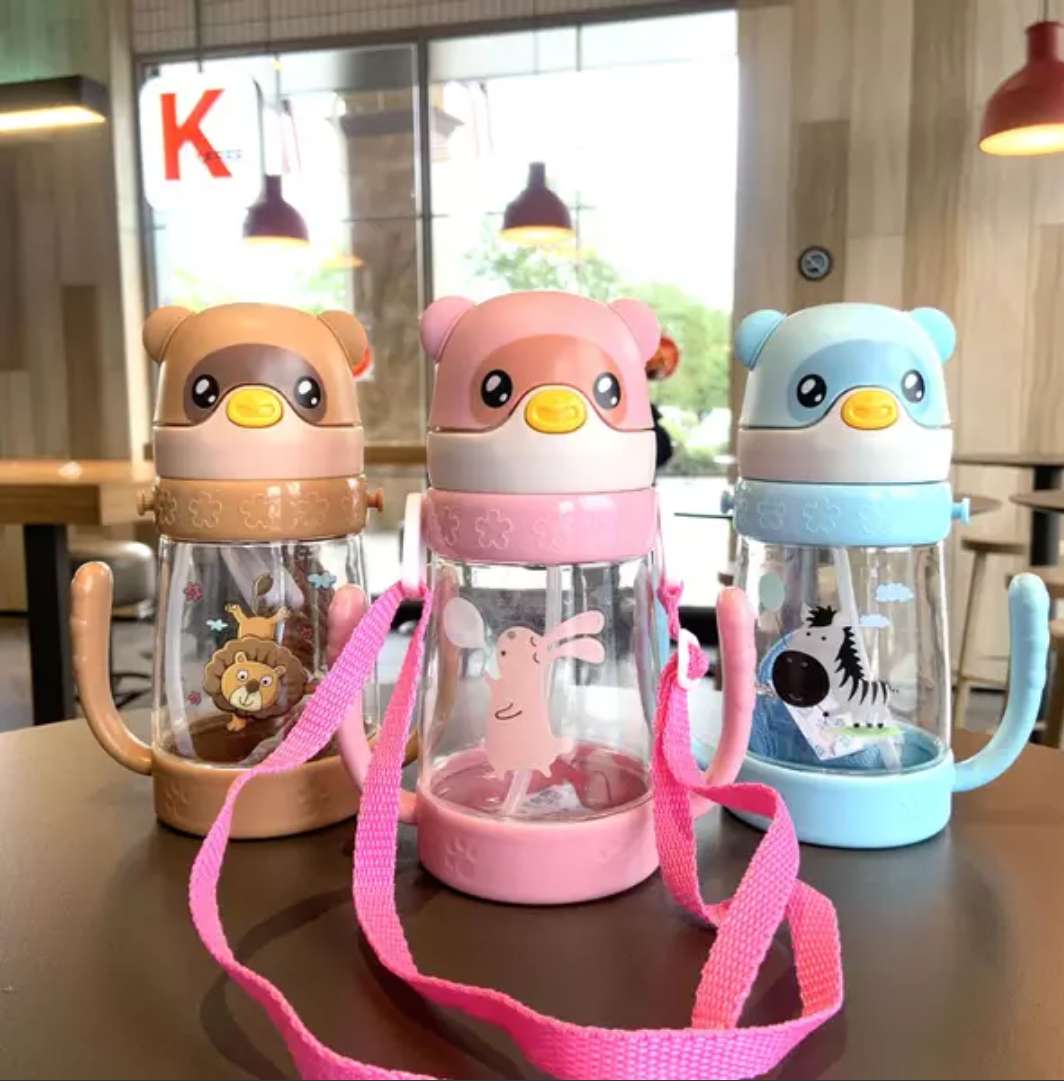 Plastic cups straws and water cups become daily necessities