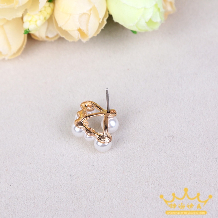 Korean-style pearl earrings for women with ear studs, fashionable and individual ear loops, ear hangers and earrings undefined