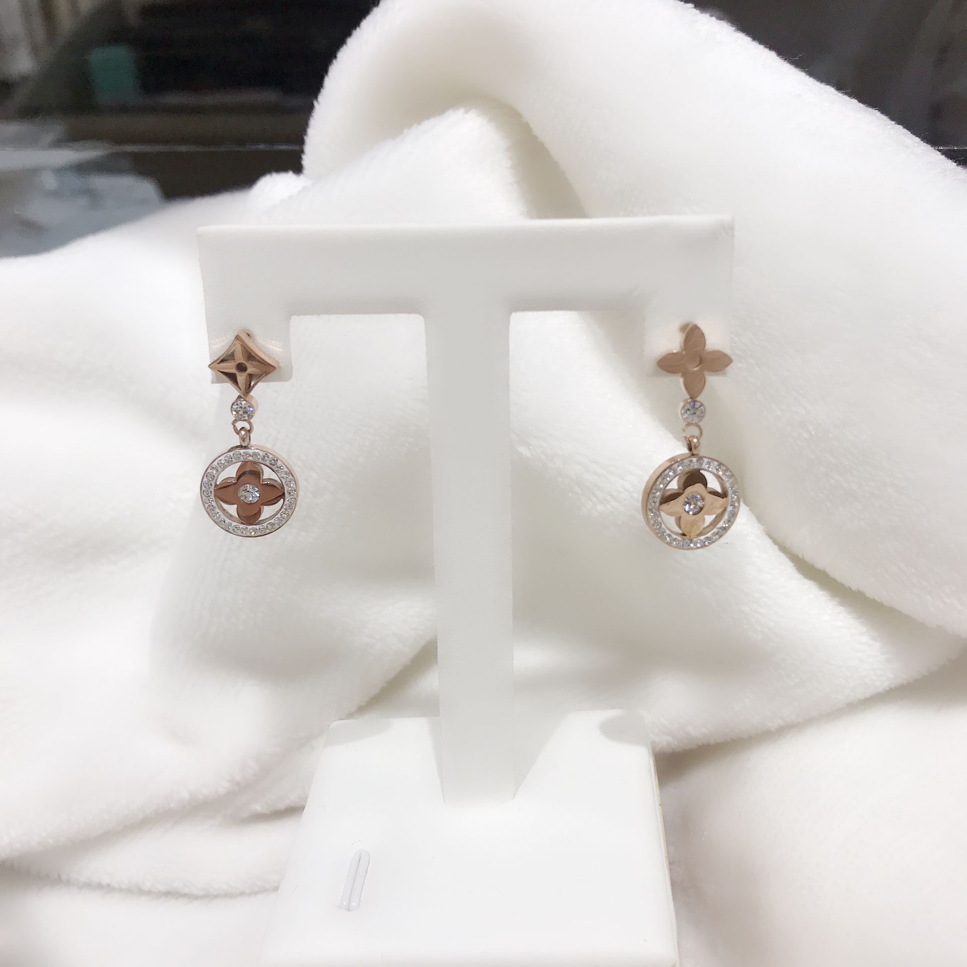 Asymmetric earrings in titanium steel thumbnail