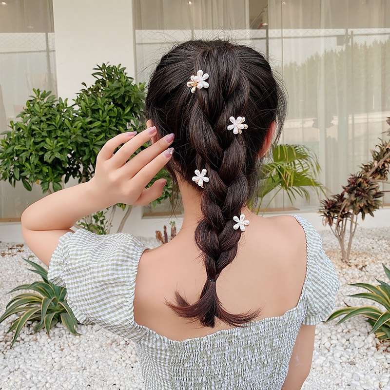 Grab grab flower head petal top clip, popular small hair accessory, flower 5-side clip, hair clip, pearl, Korean Instagram bangs Application Scenario