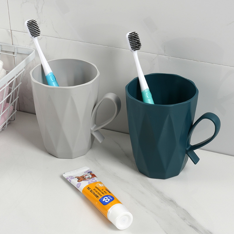 Simple and creative mouthwash cup with handle, anti-drop washbasin cup, fashionable brushing cup for home bathroom, cute toothbrush holder Application Scenario