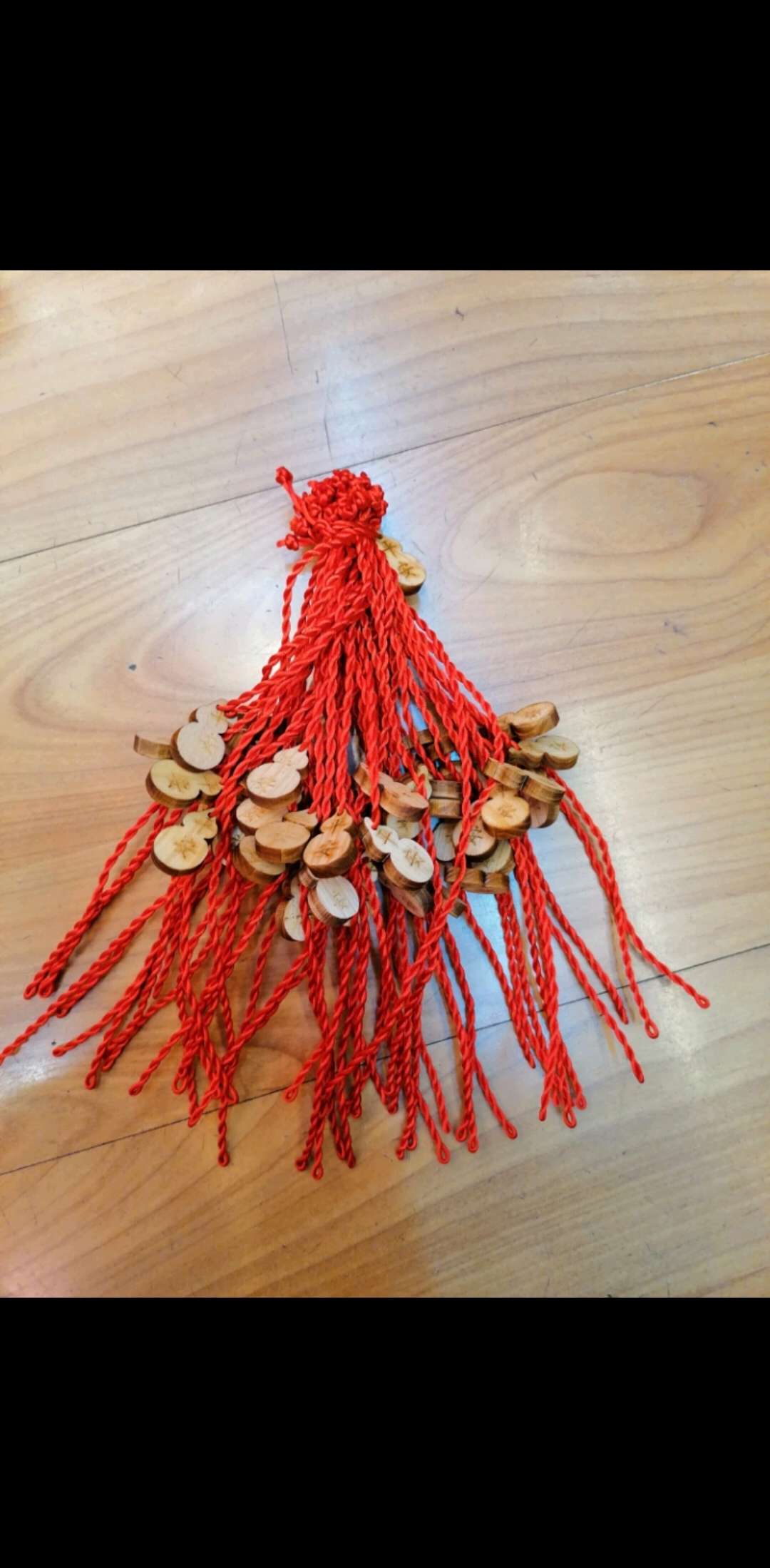 On the Dragon Boat Festival, hang peach wood bracelets with red strings to ward off evil spirits