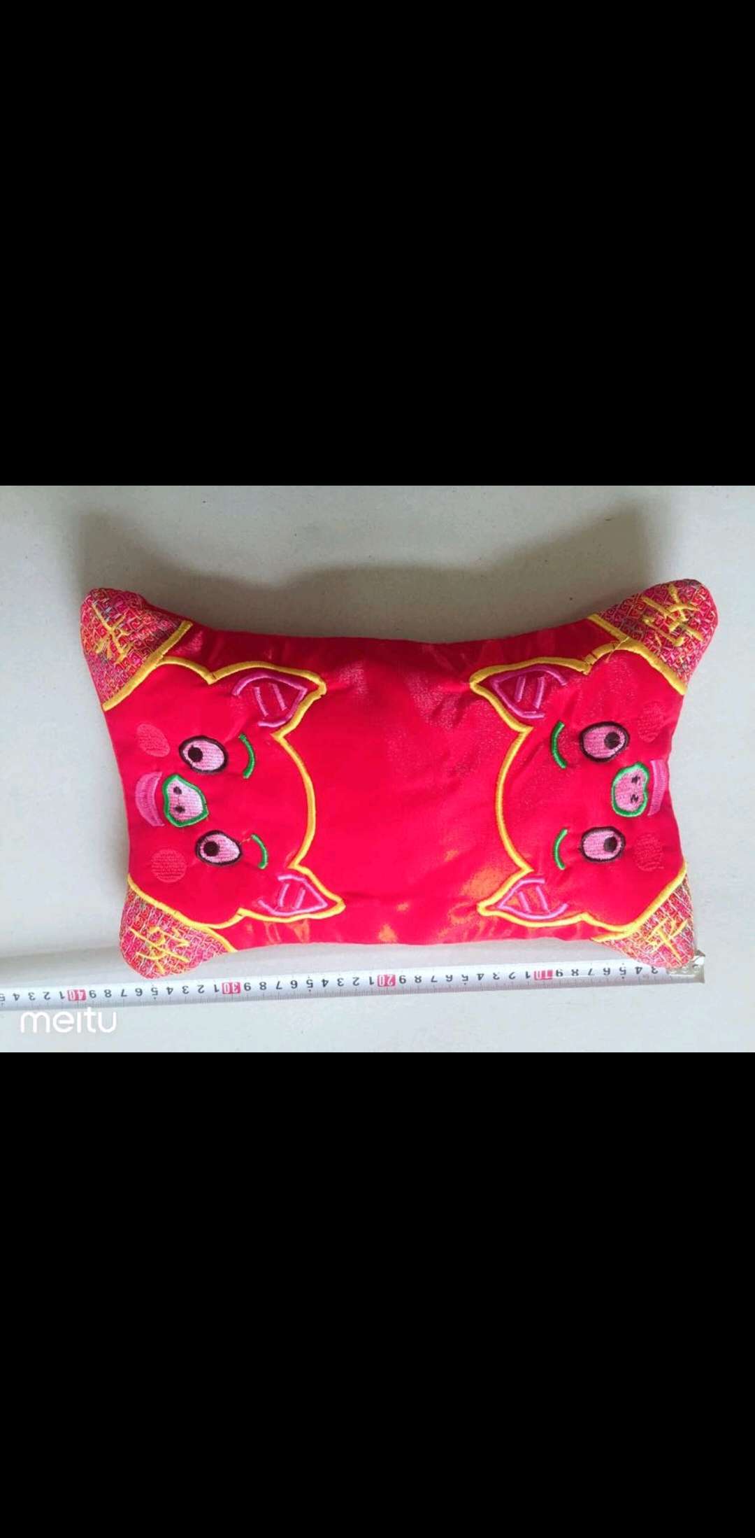 Red pillows for children in their zodiac year Application Scenario