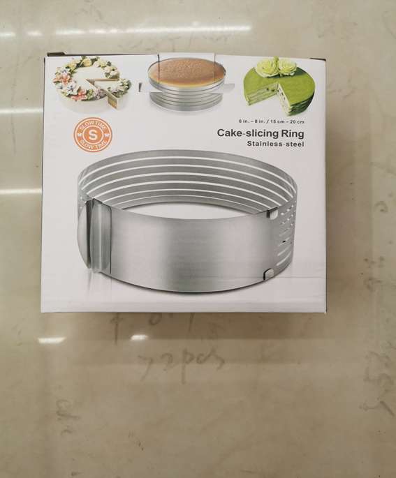 Cake layering device