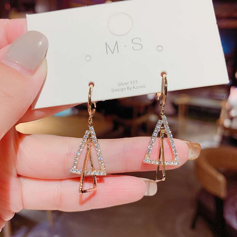 Triangular diamond earrings details Picture
