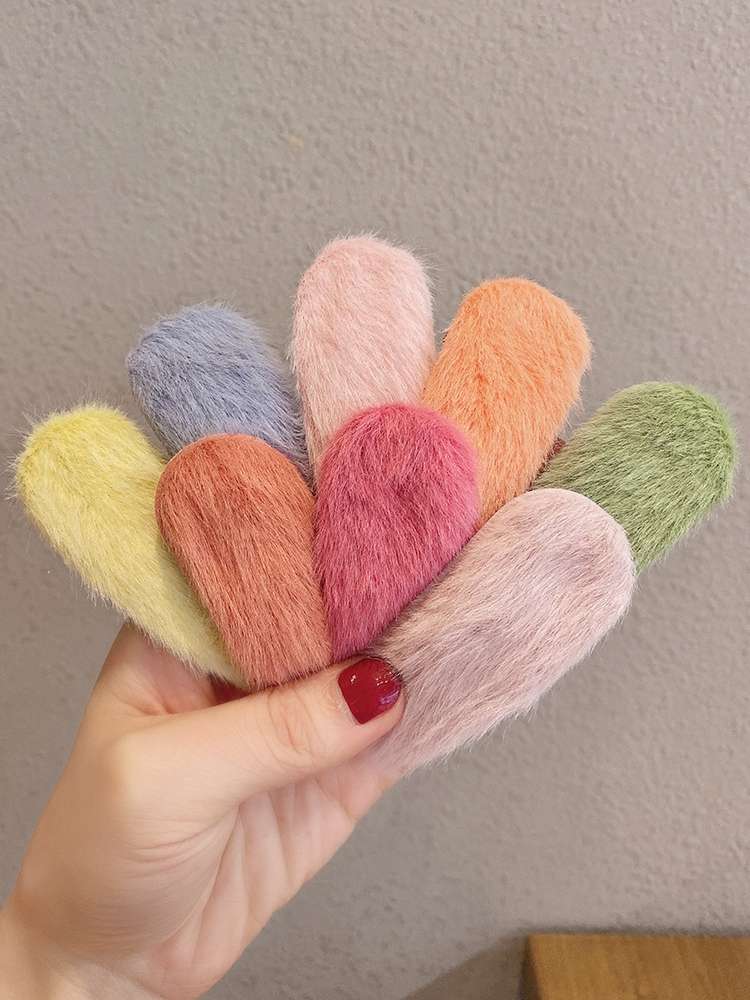 The popular hairpin from South Korea, Hyuna, features a top clip, a bangs clip, a headpiece, a forest-style fairy, and an extremely fairy-like hair clip on Instagram