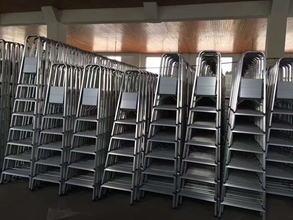 铝合金梯子 家用折叠梯 人字梯 多功能梯 家庭日用方便楼梯白底实物图