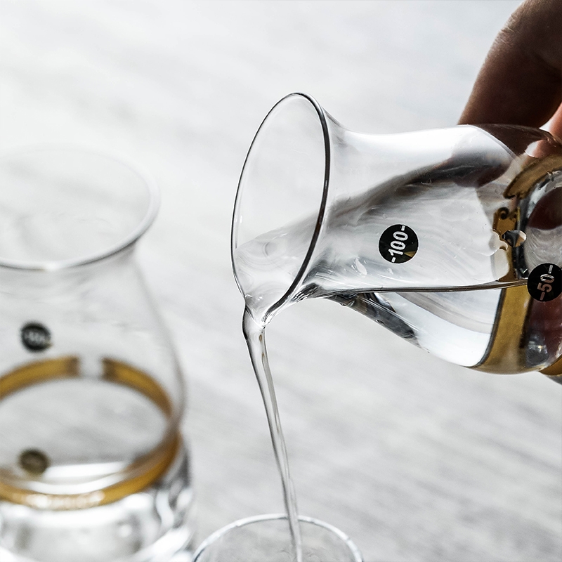 Direct sales of 100ML wine dispensers, 2-liang Baijiu wine dispensers with gold belts and gold scales, crystal wine dispensers, wine pouring vessels and wine jugs Item Picture