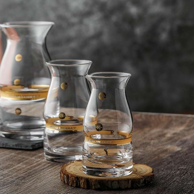 Direct sales of 100ML wine dispensers, 2-liang Baijiu wine dispensers with gold belts and gold scales, crystal wine dispensers, wine pouring vessels and wine jugs Application Scenario