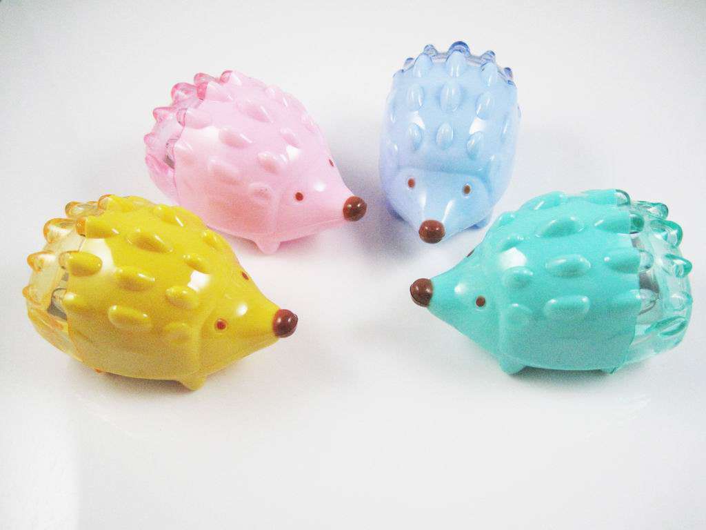 Hedgehog pencil sharpener Mini pencil sharpener children and primary school students with a pencil sharpener portable lovely metal small portable simple pencil sharpener small drawing color lead pencil sharpener pencil sharpener plane full figure
