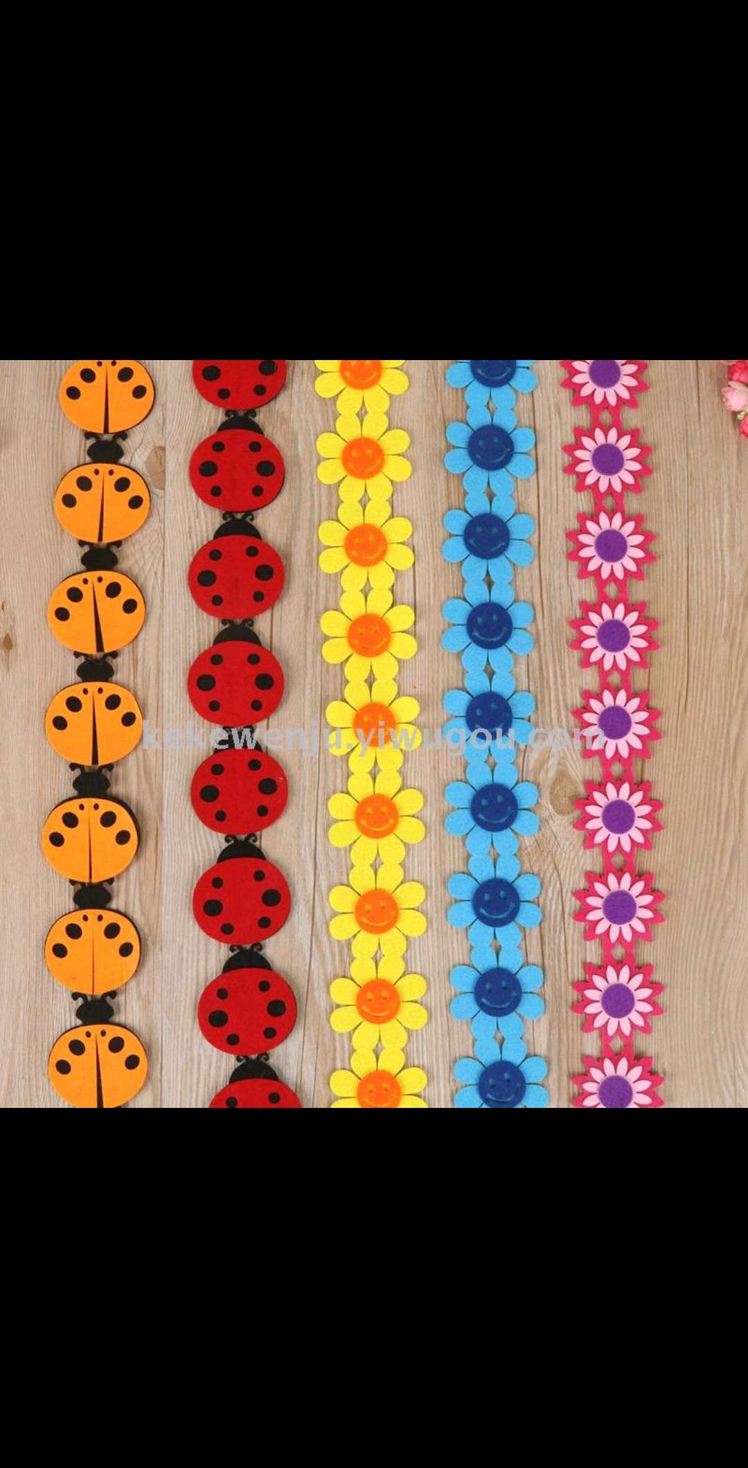 Non-woven fabric children's room with flowers, insects, walls and non-woven fabric door curtains