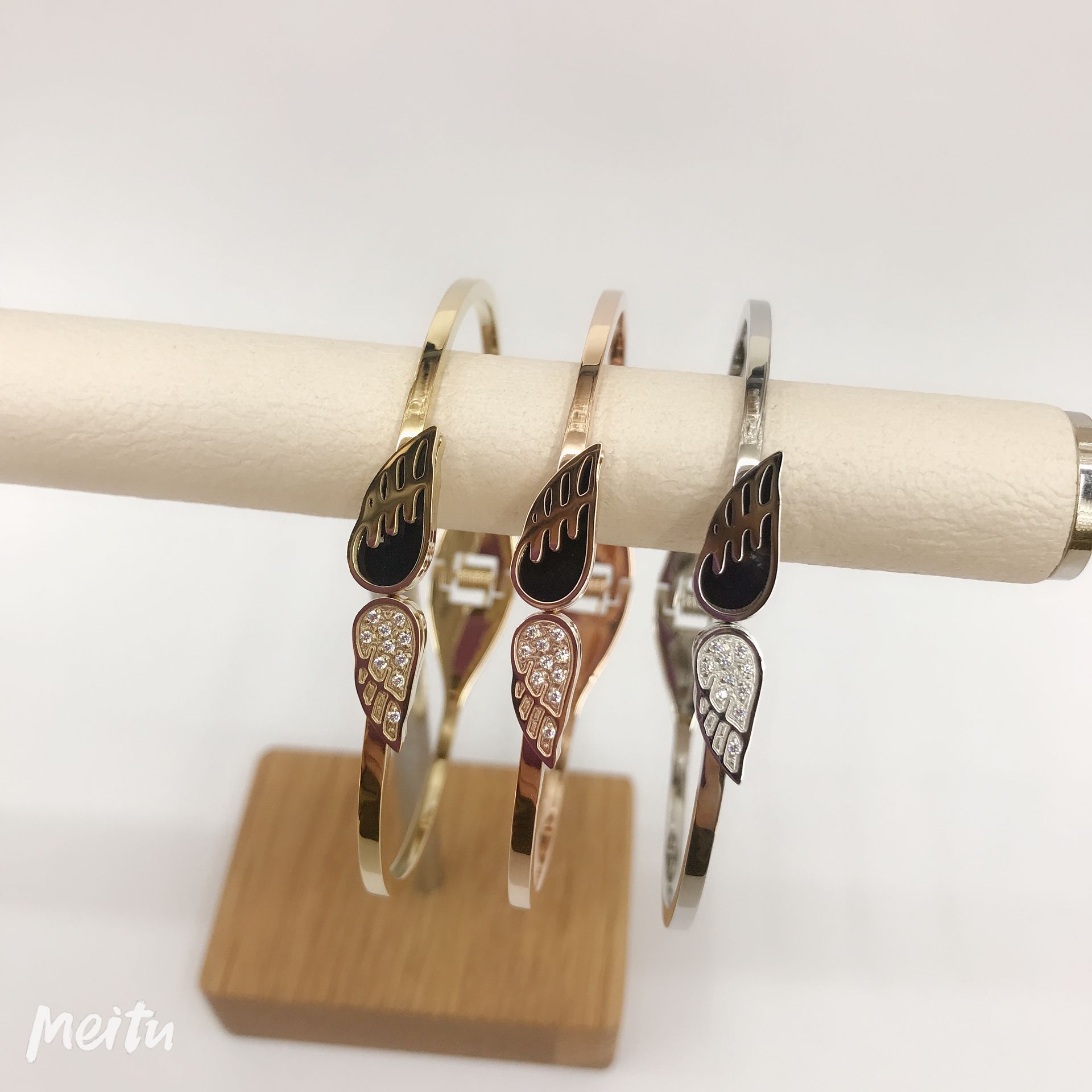 Black shell bracelet with wings thumbnail
