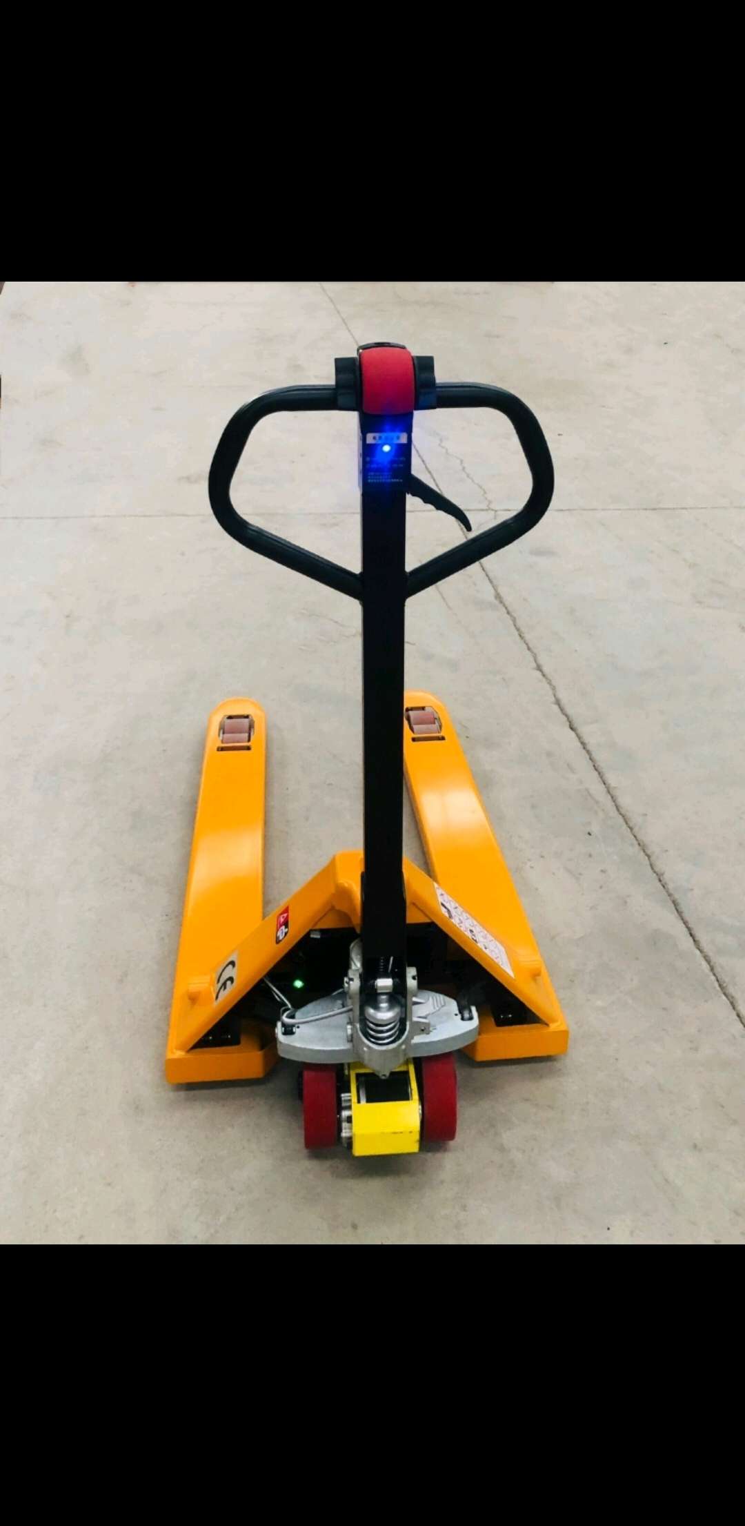 Semi-electric forklift truck hydraulic truck to carry the artifact