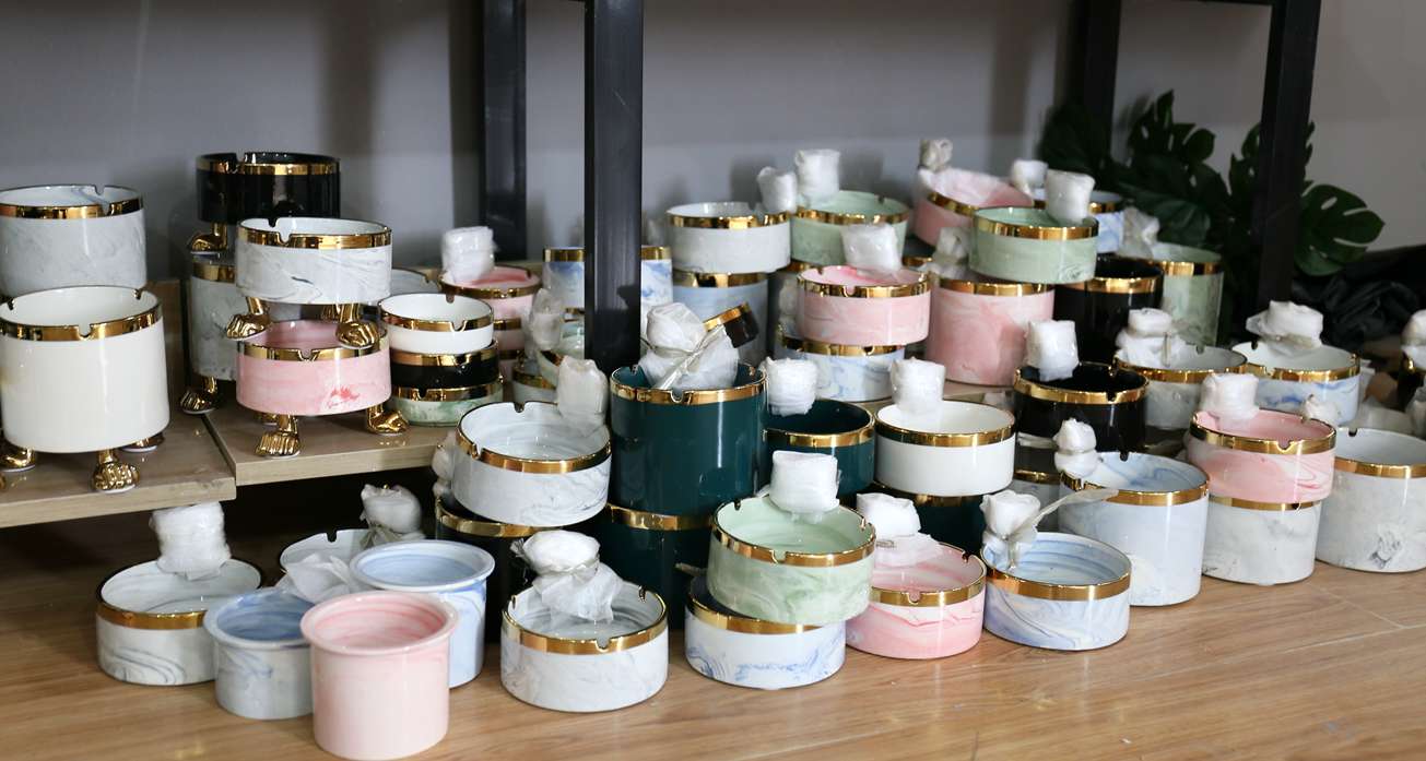 Hanlv Handicrafts Light Luxury Ceramic Creative Cartoon Ashtray Application Scenario